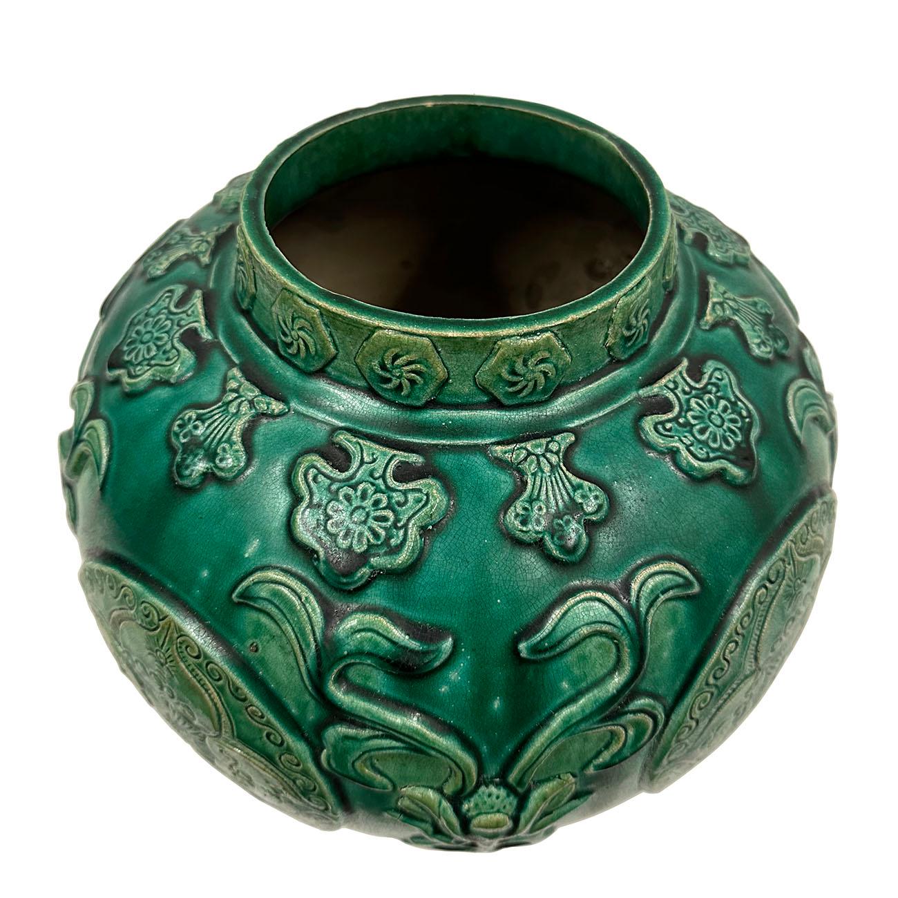 Mitte des 20. Jahrhunderts Chinesisch erhaben geschnitzt glasierte Keramik JAR mit Deckel. im Zustand „Gut“ im Angebot in Pomona, CA