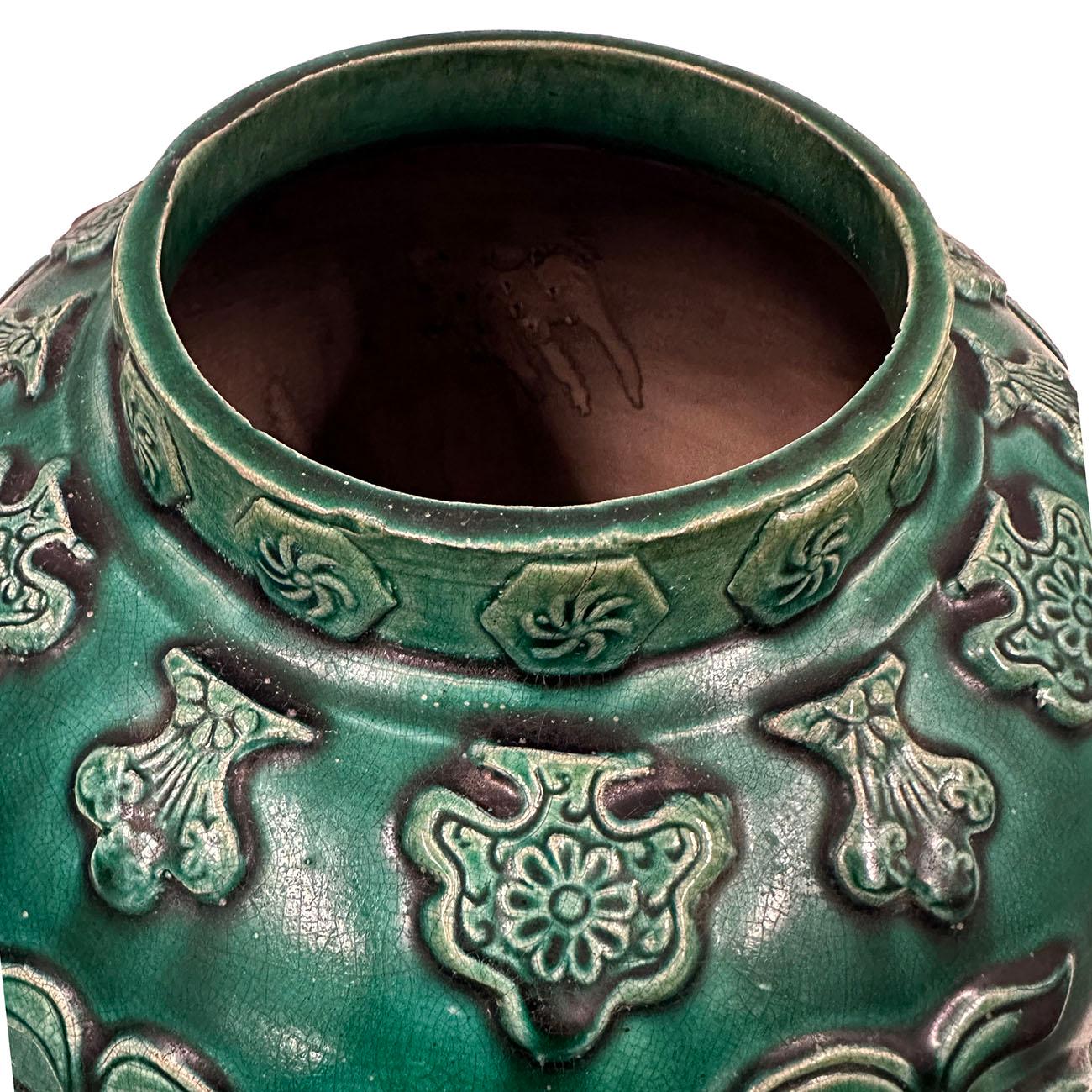 Mitte des 20. Jahrhunderts Chinesisch erhaben geschnitzt glasierte Keramik JAR mit Deckel. im Angebot 1