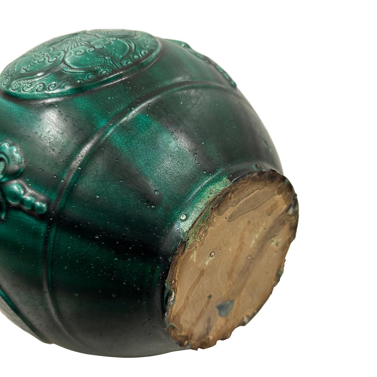 Mitte des 20. Jahrhunderts Chinesisch erhaben geschnitzt glasierte Keramik JAR mit Deckel. im Angebot 2