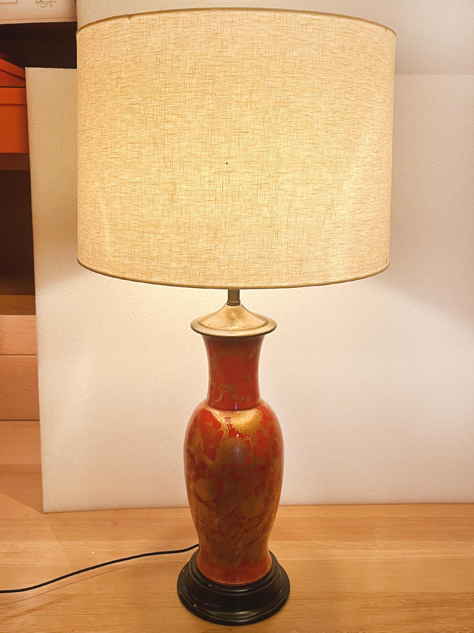 Lampe de table chinoise du milieu du 20e siècle en forme d'urne rouge et or en vente 4