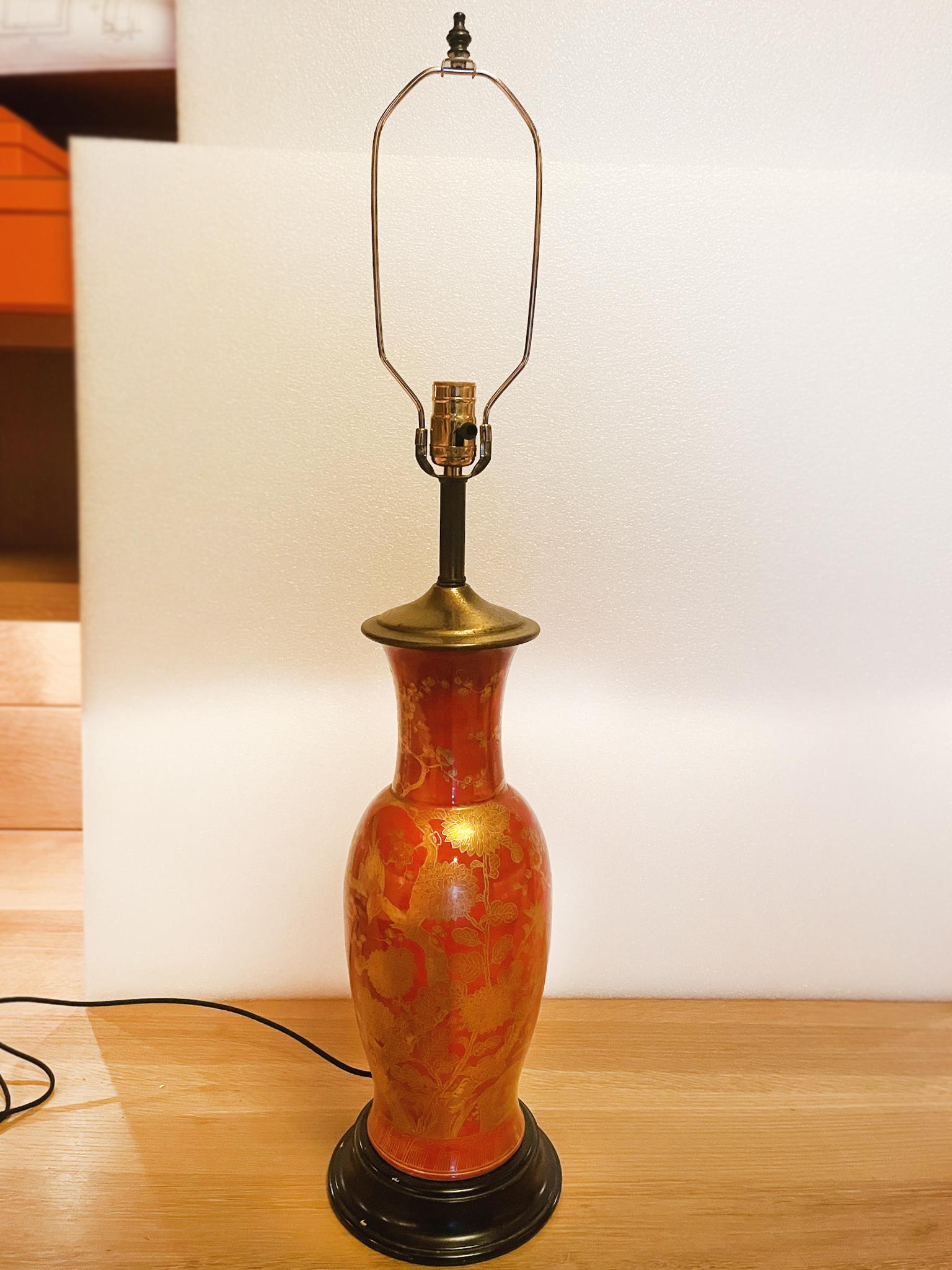 Chinois Lampe de table chinoise du milieu du 20e siècle en forme d'urne rouge et or en vente