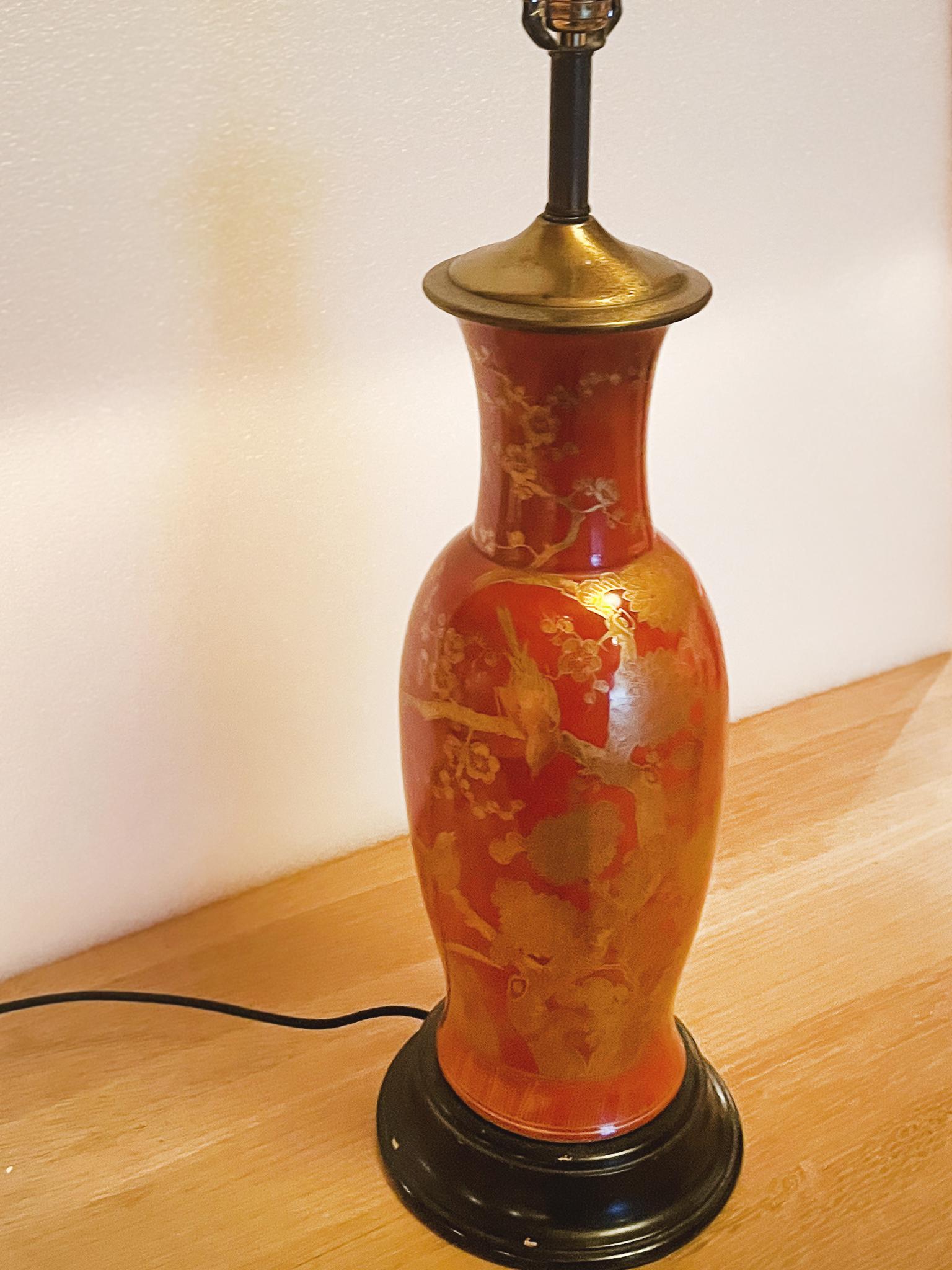 Lampe de table chinoise du milieu du 20e siècle en forme d'urne rouge et or Bon état - En vente à New York, NY