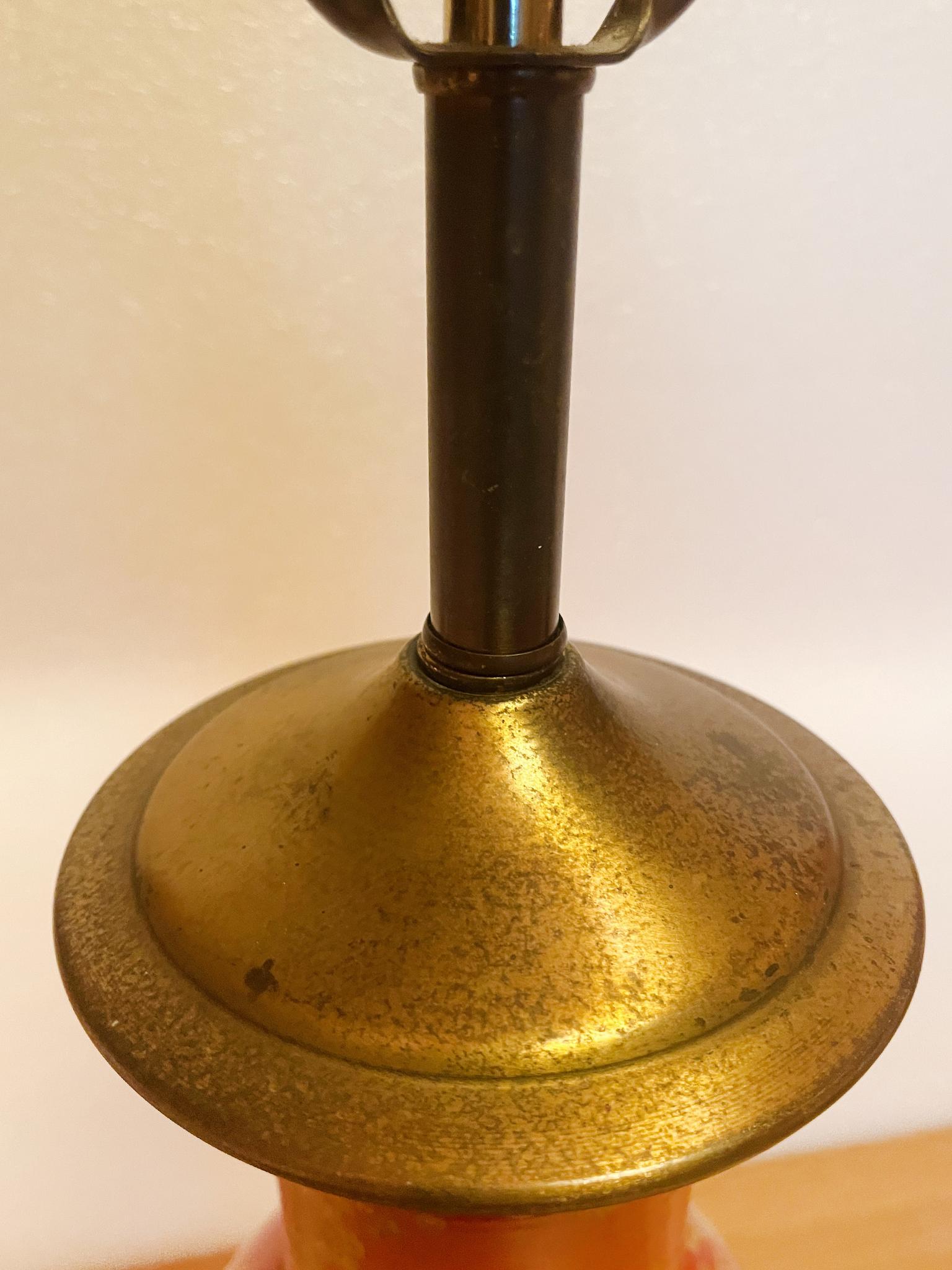 20ième siècle Lampe de table chinoise du milieu du 20e siècle en forme d'urne rouge et or en vente