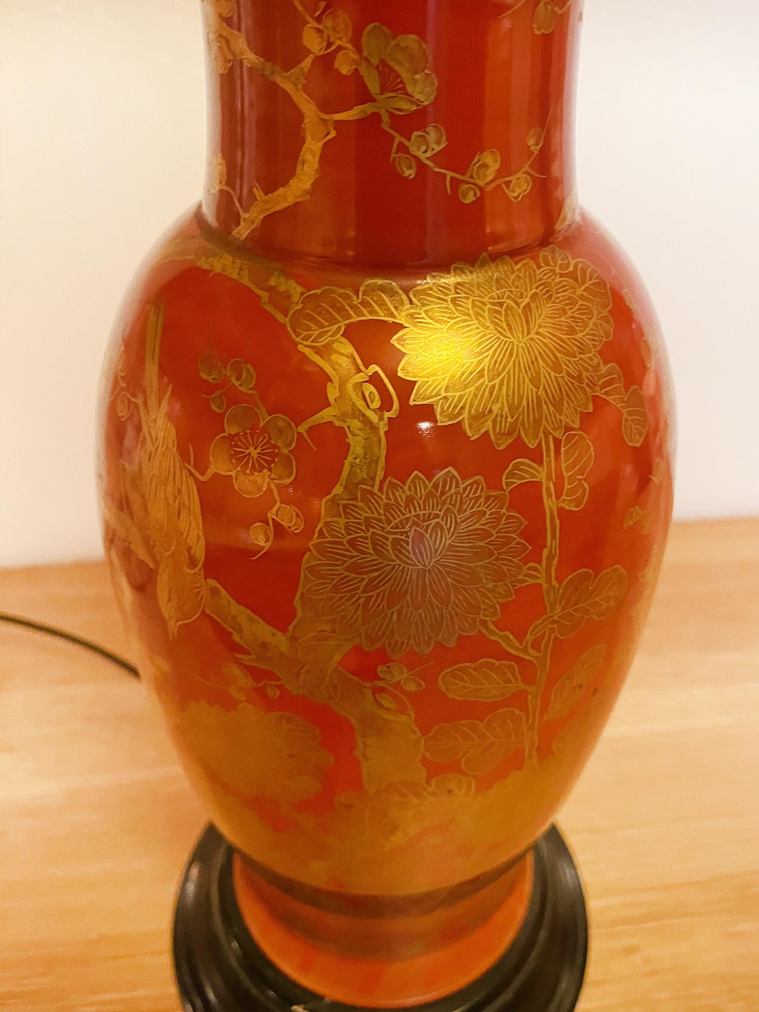 Métal Lampe de table chinoise du milieu du 20e siècle en forme d'urne rouge et or en vente