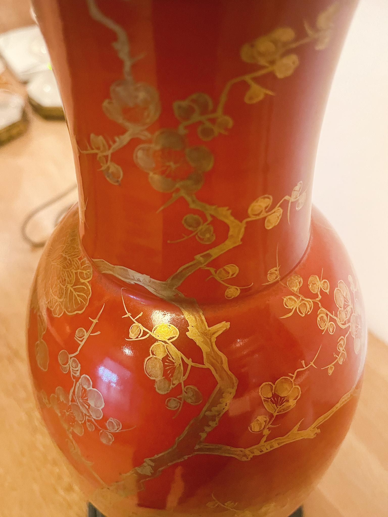Lampe de table chinoise du milieu du 20e siècle en forme d'urne rouge et or en vente 1