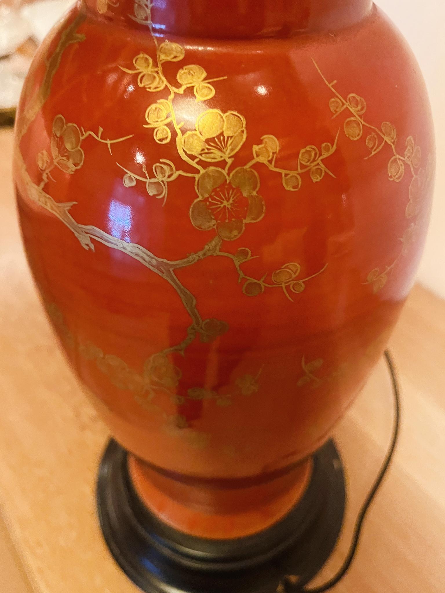 Lampe de table chinoise du milieu du 20e siècle en forme d'urne rouge et or en vente 2
