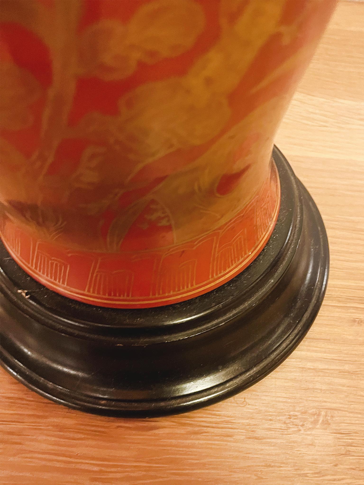 Lampe de table chinoise du milieu du 20e siècle en forme d'urne rouge et or en vente 3