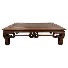 Table basse chinoise sculptée en bois de rose du milieu du 20e siècle