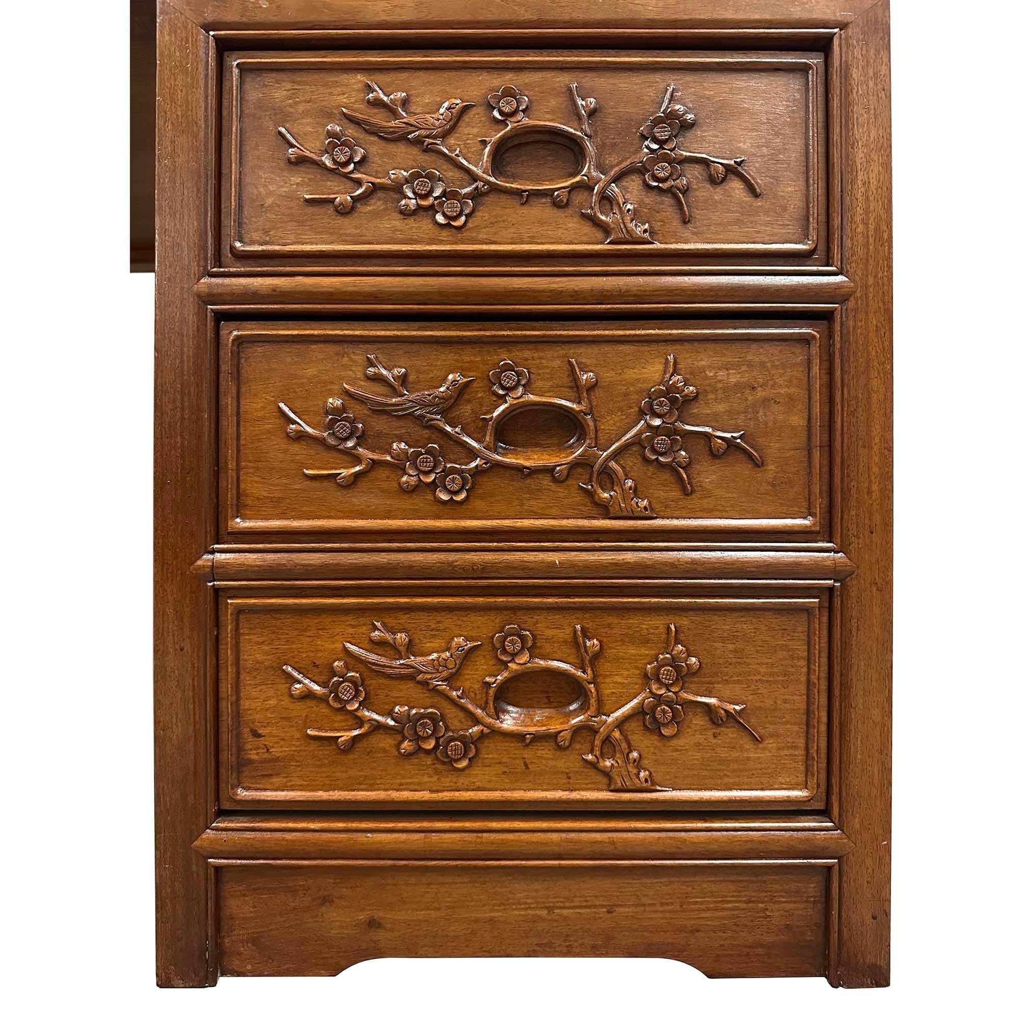 Bureau chinois en bois de rose sculpté du milieu du 20e siècle en vente 2