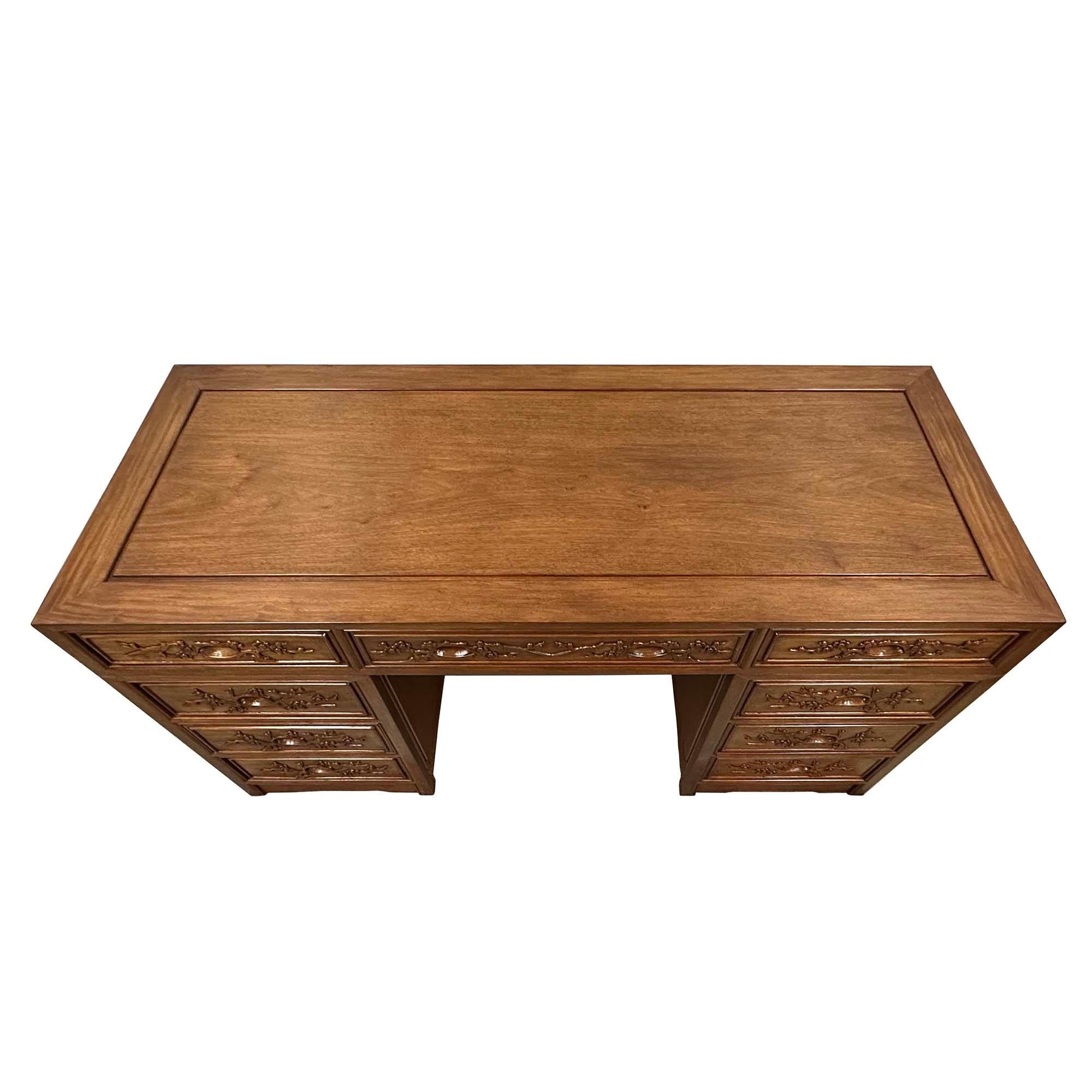 Bureau chinois en bois de rose sculpté du milieu du 20e siècle en vente 3