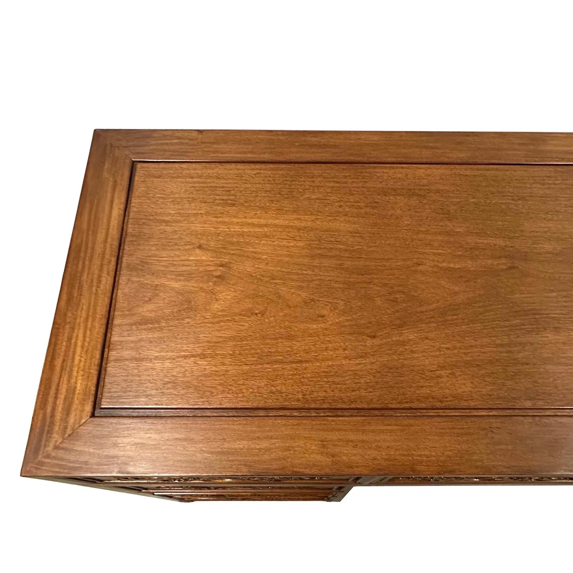 Bureau chinois en bois de rose sculpté du milieu du 20e siècle en vente 4