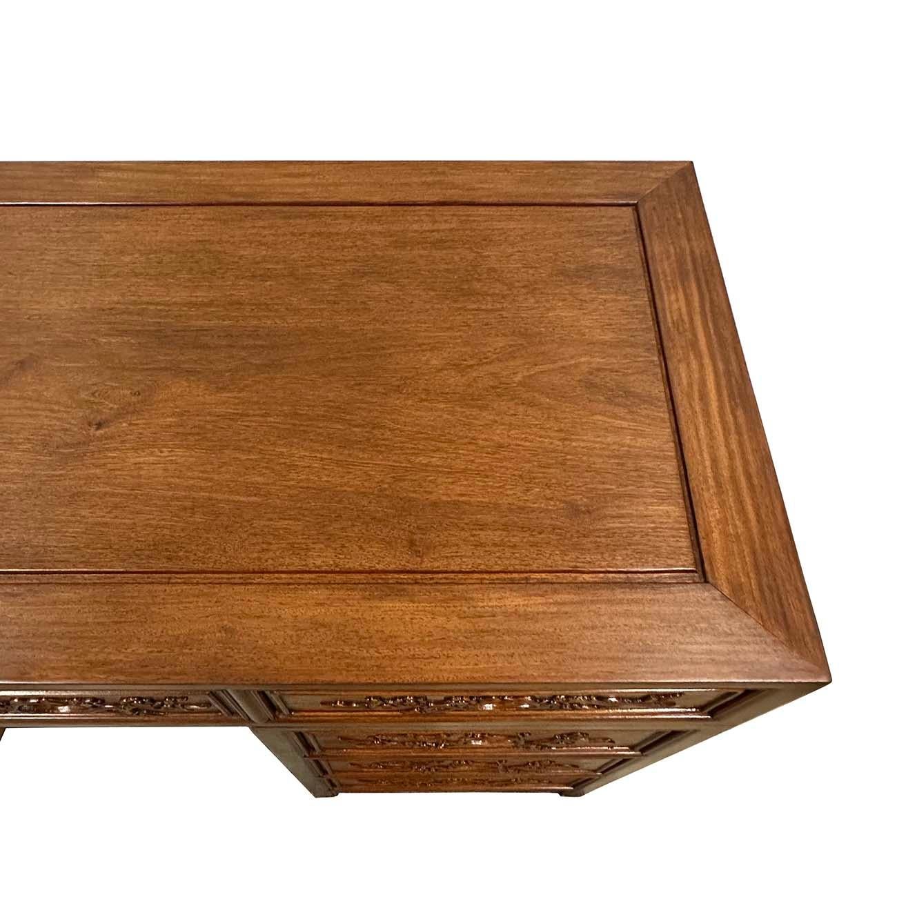 Bureau chinois en bois de rose sculpté du milieu du 20e siècle en vente 5