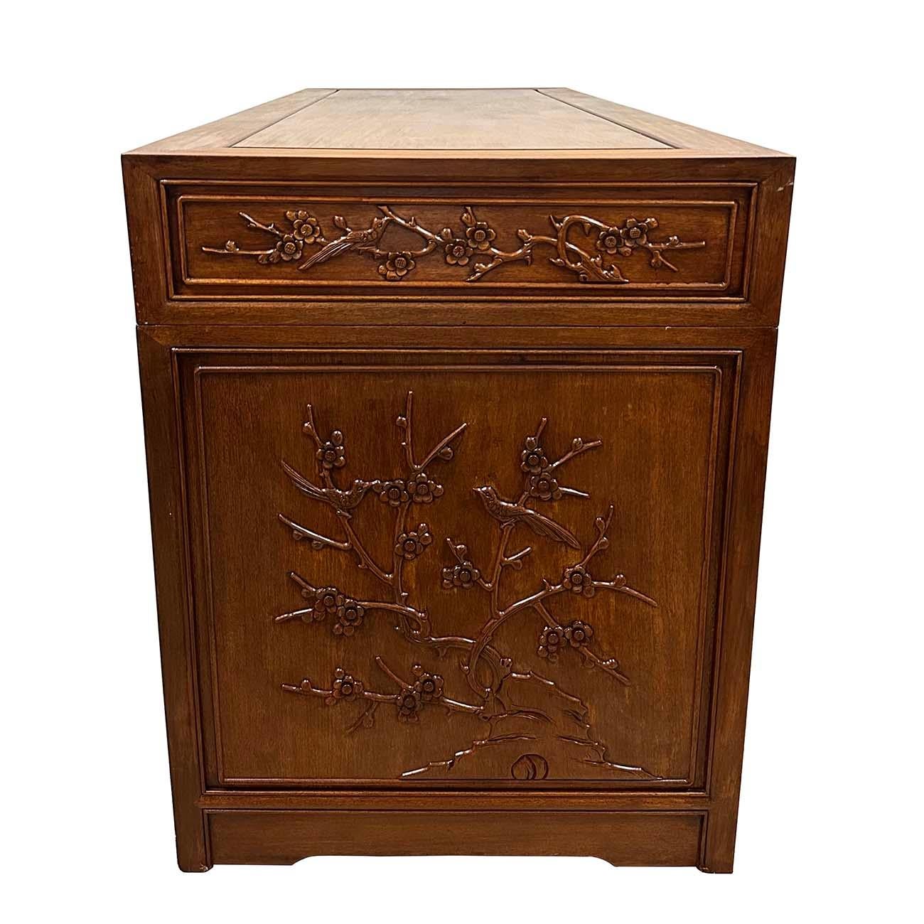 Bureau chinois en bois de rose sculpté du milieu du 20e siècle en vente 6