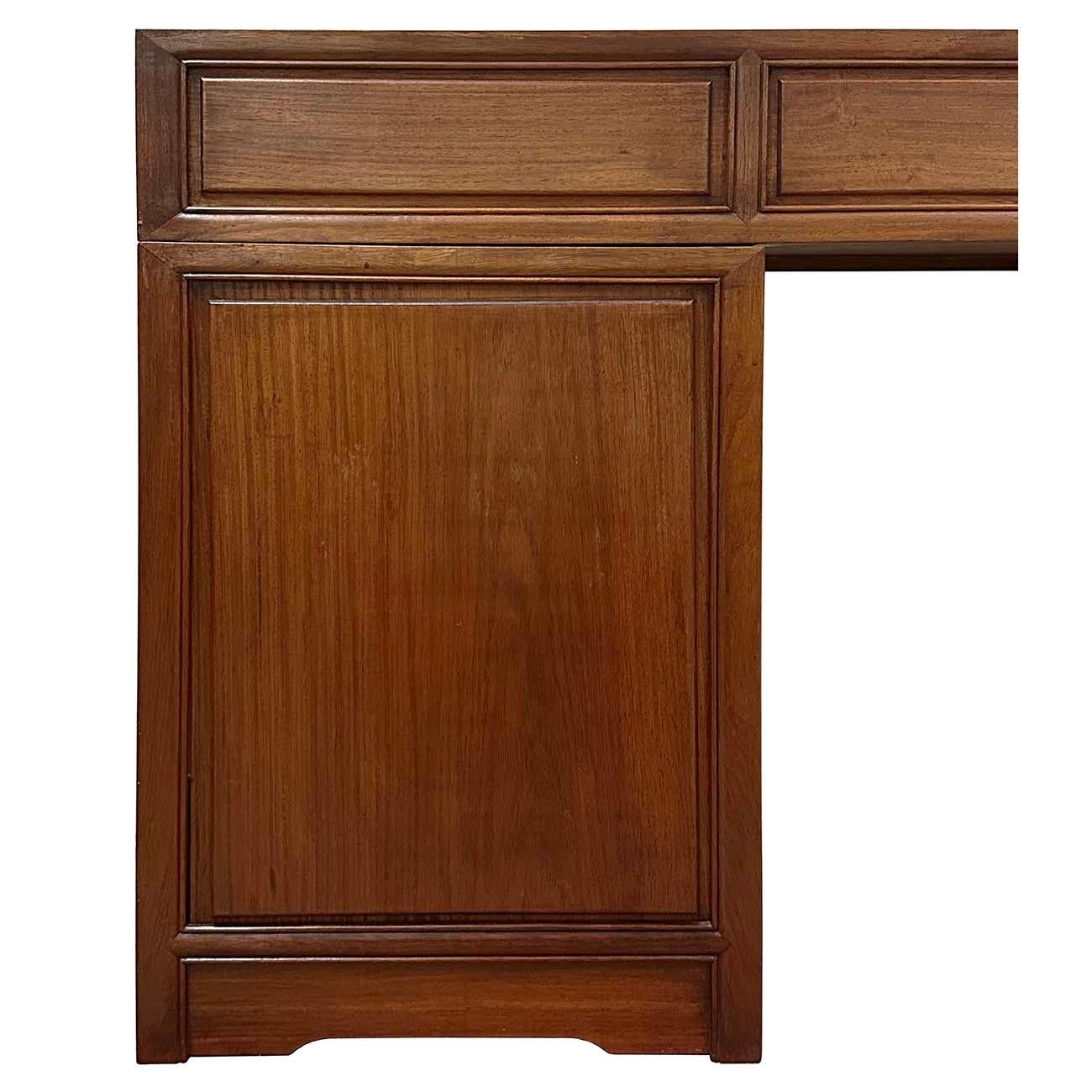Bureau chinois en bois de rose sculpté du milieu du 20e siècle en vente 8