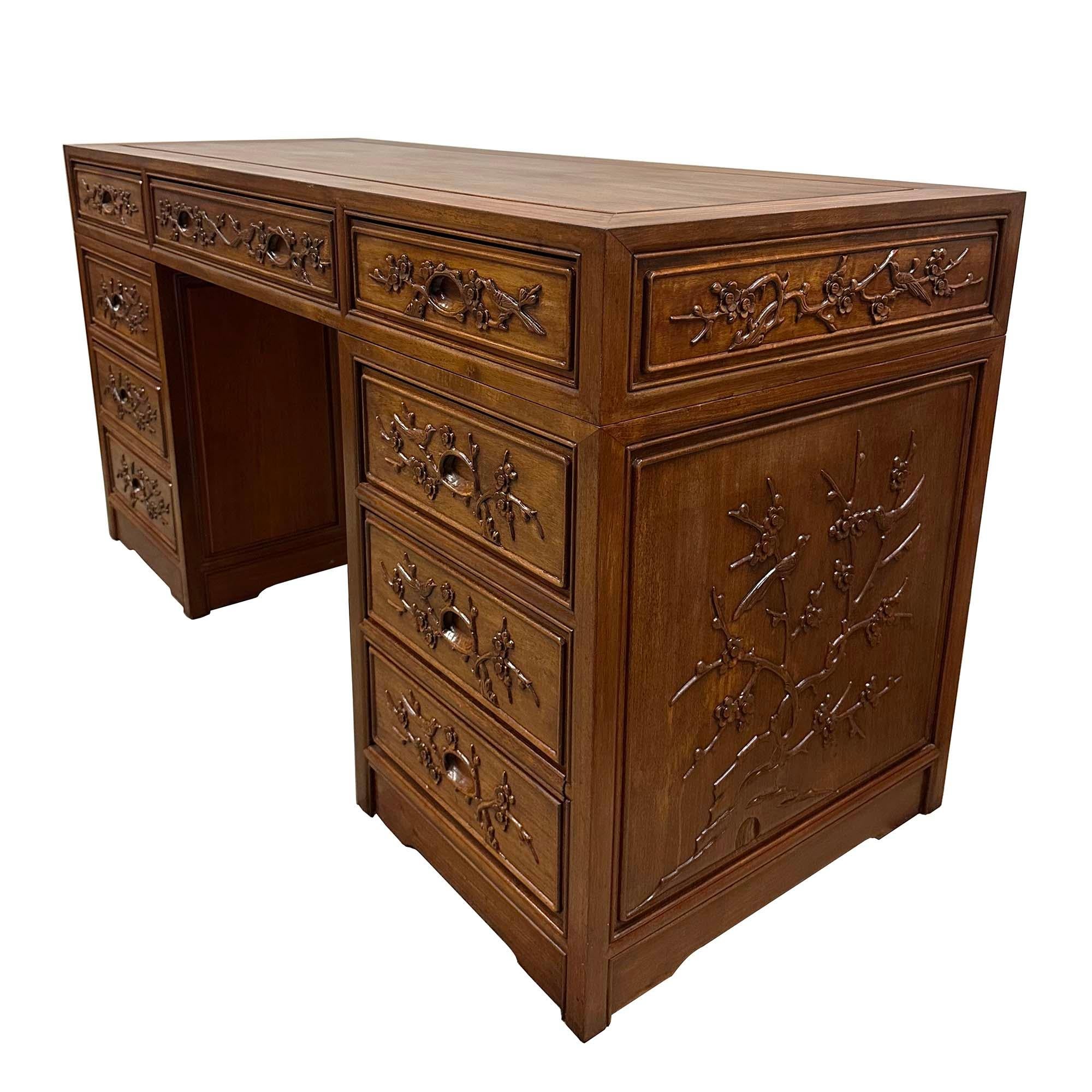 Ce magnifique bureau sculpté est de conception traditionnelle avec quatre tiroirs sur le côté gauche, un grand tiroir au centre et deux petits tiroirs avec un grand tiroir coffre en dessous sur le côté droit. Il a été fabriqué en bois de rose massif