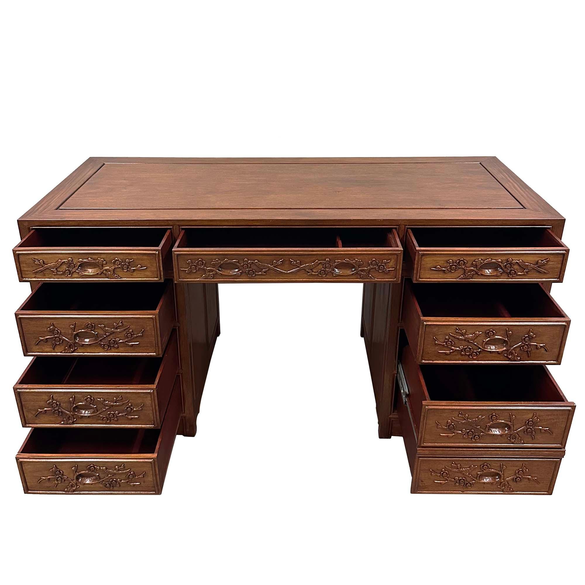 Exportation chinoise Bureau chinois en bois de rose sculpté du milieu du 20e siècle en vente