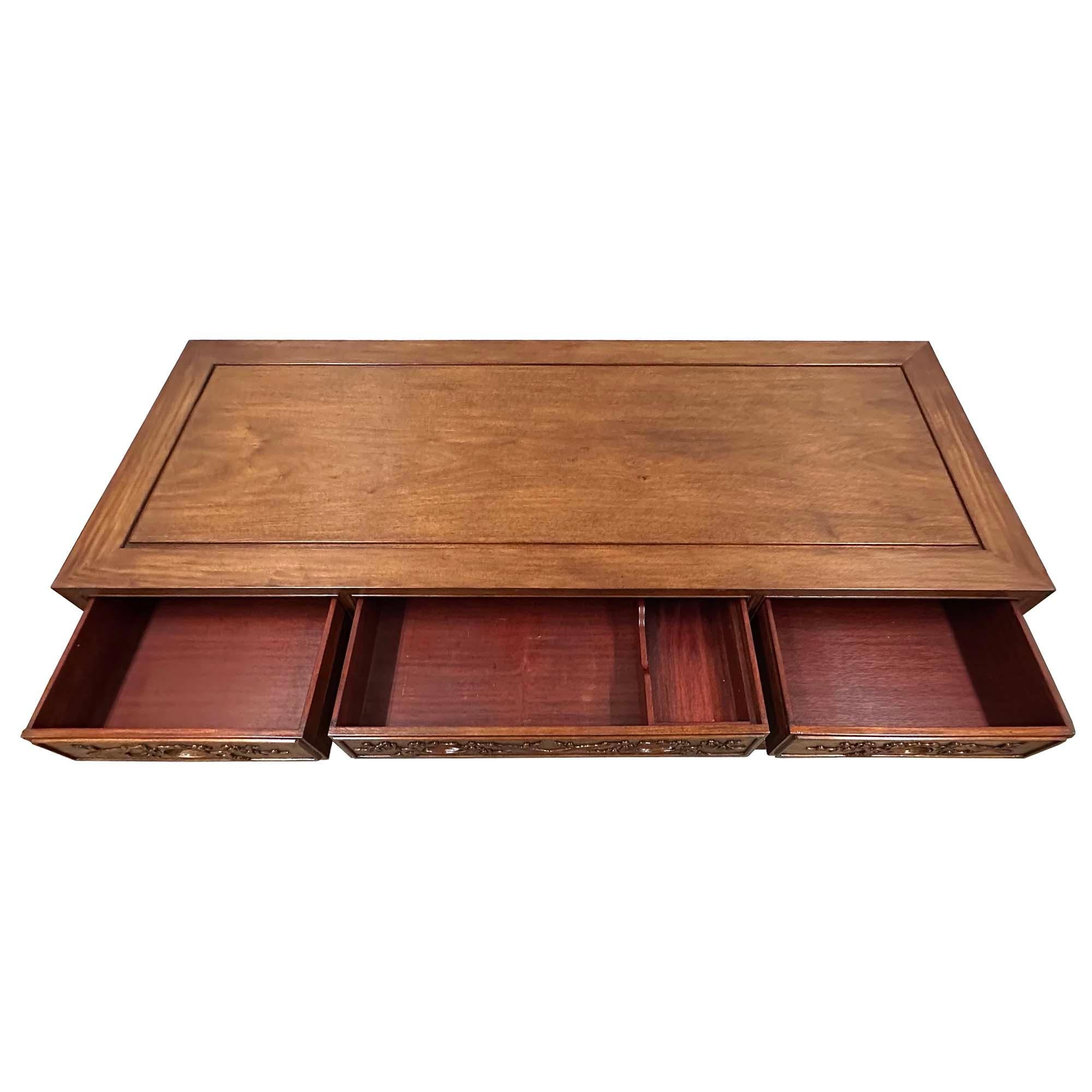 Chinois Bureau chinois en bois de rose sculpté du milieu du 20e siècle en vente