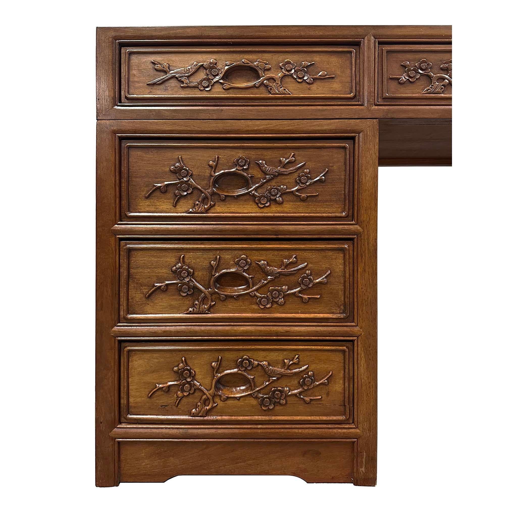Sculpté à la main Bureau chinois en bois de rose sculpté du milieu du 20e siècle en vente