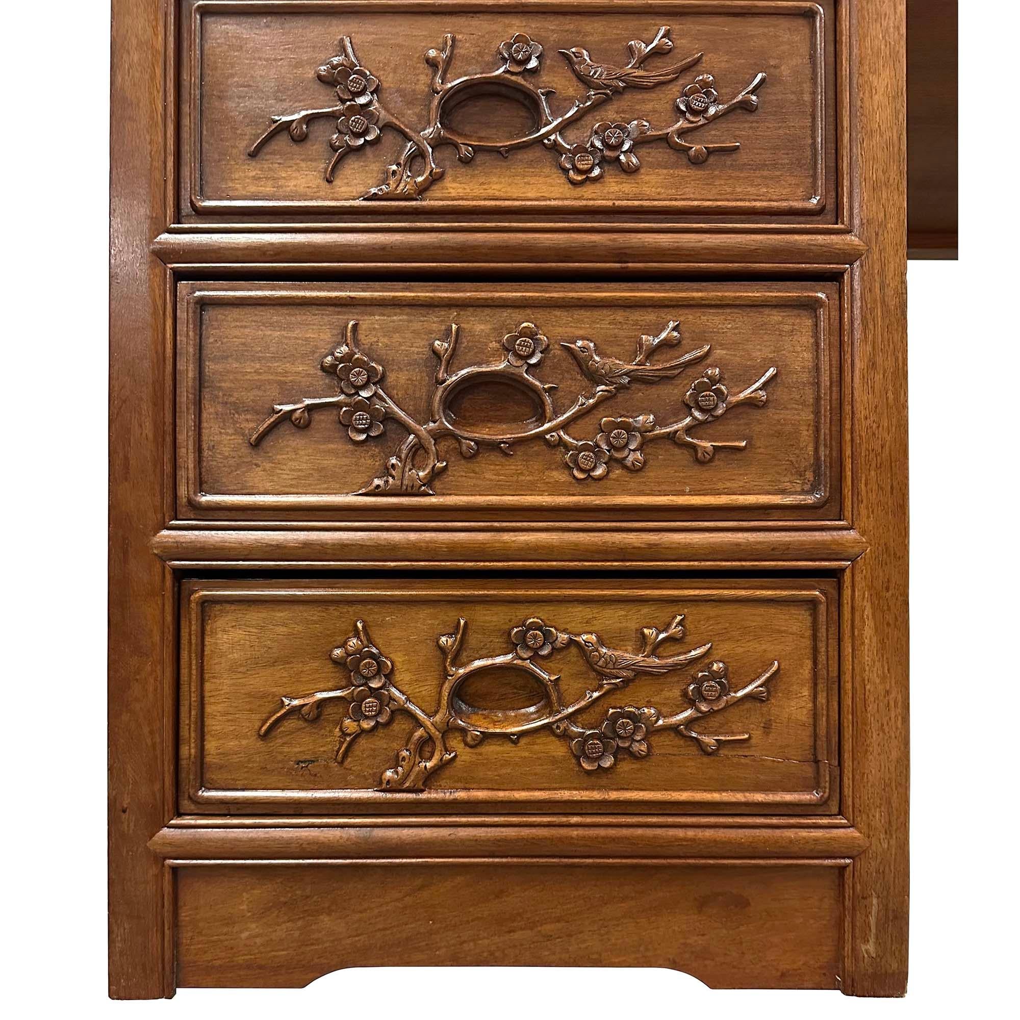 20ième siècle Bureau chinois en bois de rose sculpté du milieu du 20e siècle en vente