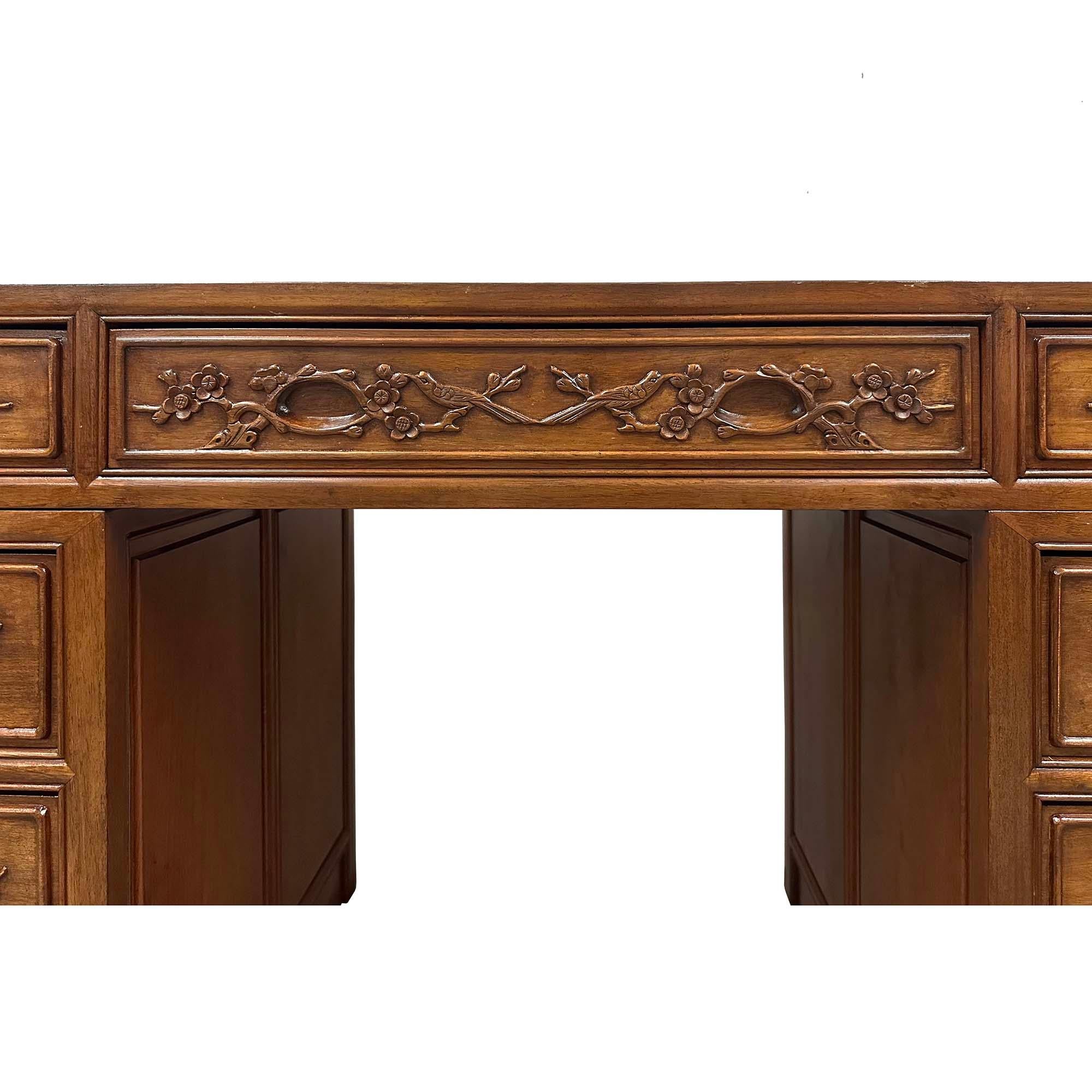 Bois de rose Bureau chinois en bois de rose sculpté du milieu du 20e siècle en vente