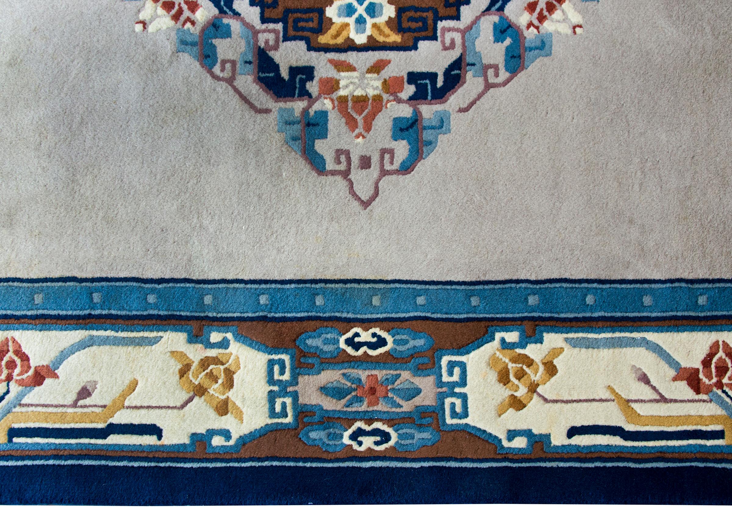 Mid-20th Century Chinese Rug In Good Condition For Sale In Chicago, IL