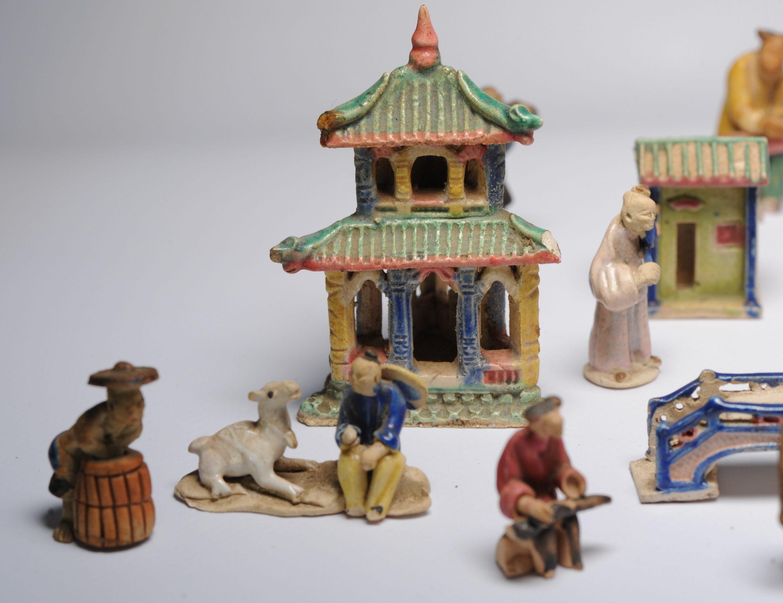 Chinesisches Set von Bonsai-Vitrinenfiguren aus Shiwan-Keramik, Mitte des 20. Jahrhunderts im Angebot 5