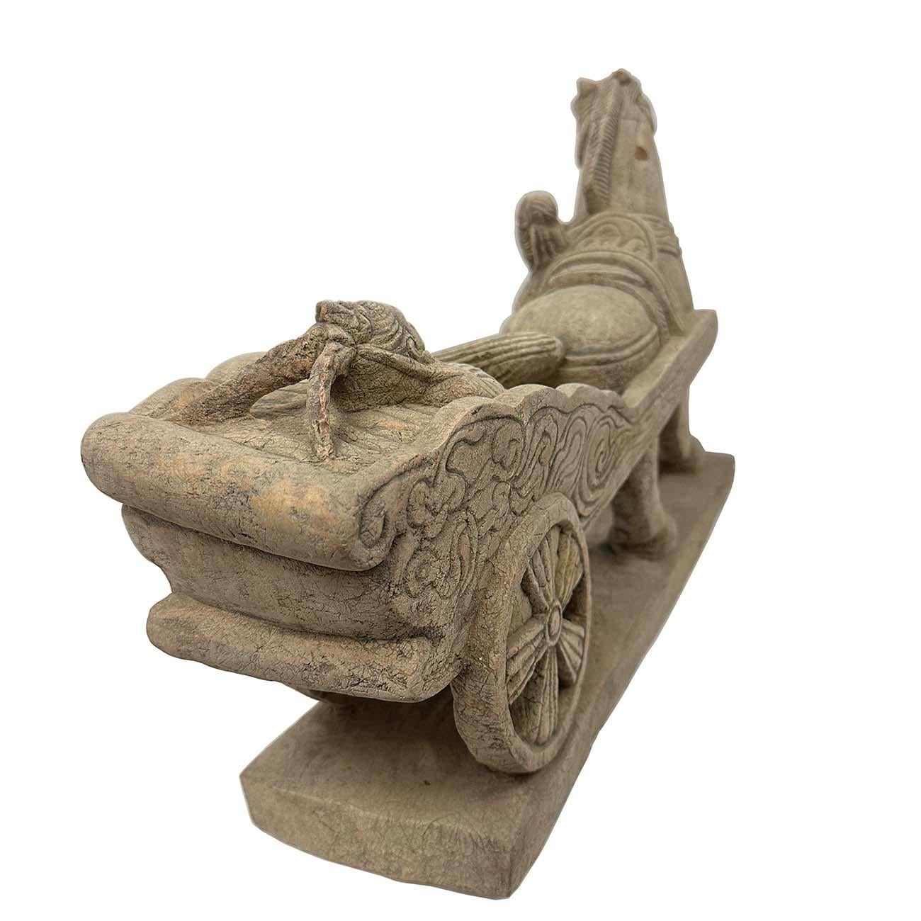 Sculpture chinoise en pierre du milieu du XXe siècle représentant un cheval et un char en vente 2