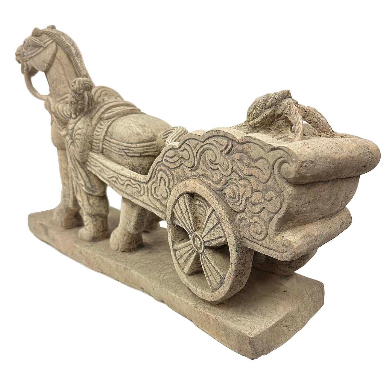 Sculpture chinoise en pierre du milieu du XXe siècle représentant un cheval et un char en vente 3