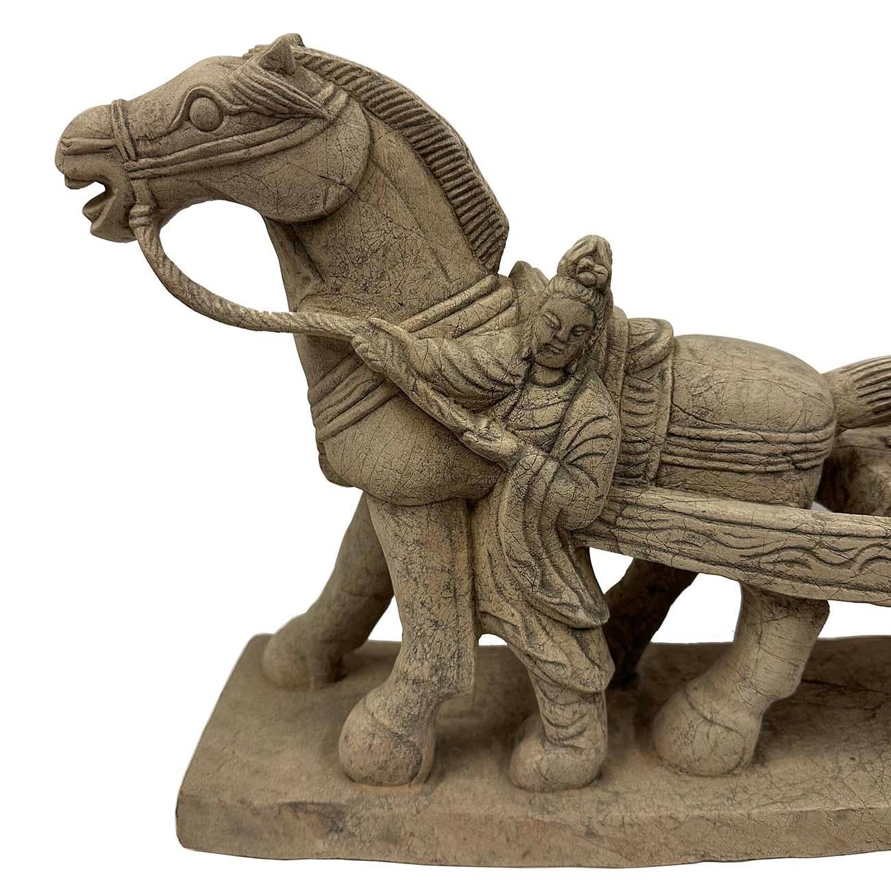 Exportation chinoise Sculpture chinoise en pierre du milieu du XXe siècle représentant un cheval et un char en vente