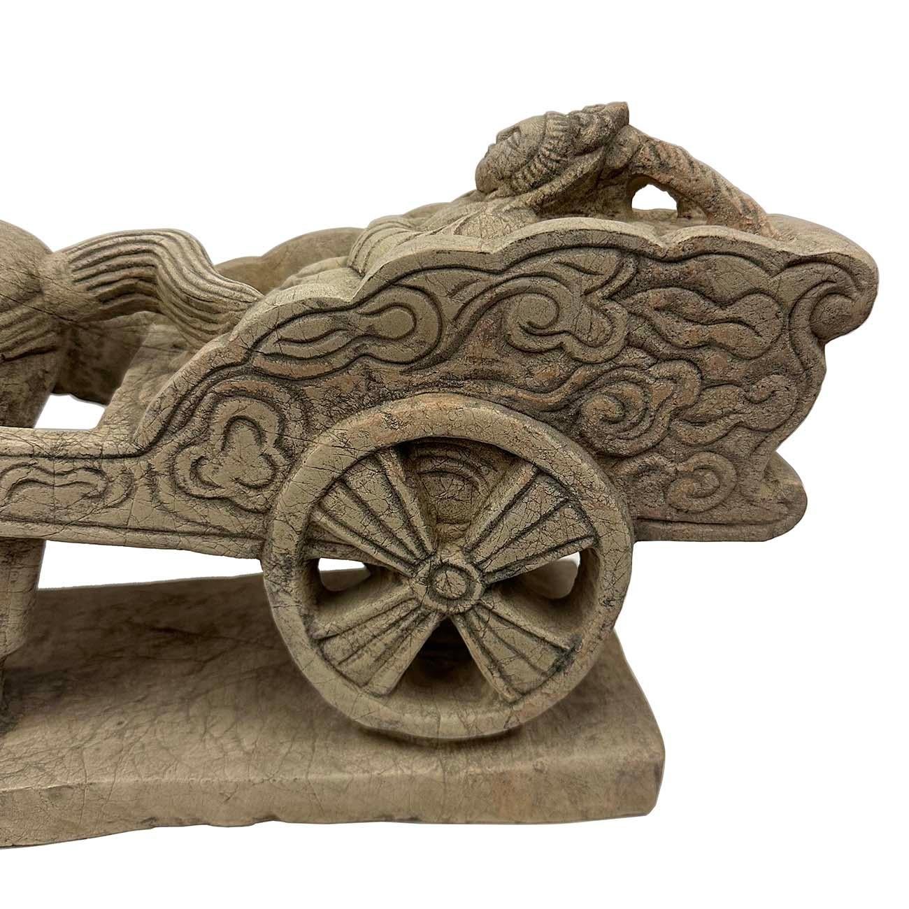 Chinois Sculpture chinoise en pierre du milieu du XXe siècle représentant un cheval et un char en vente