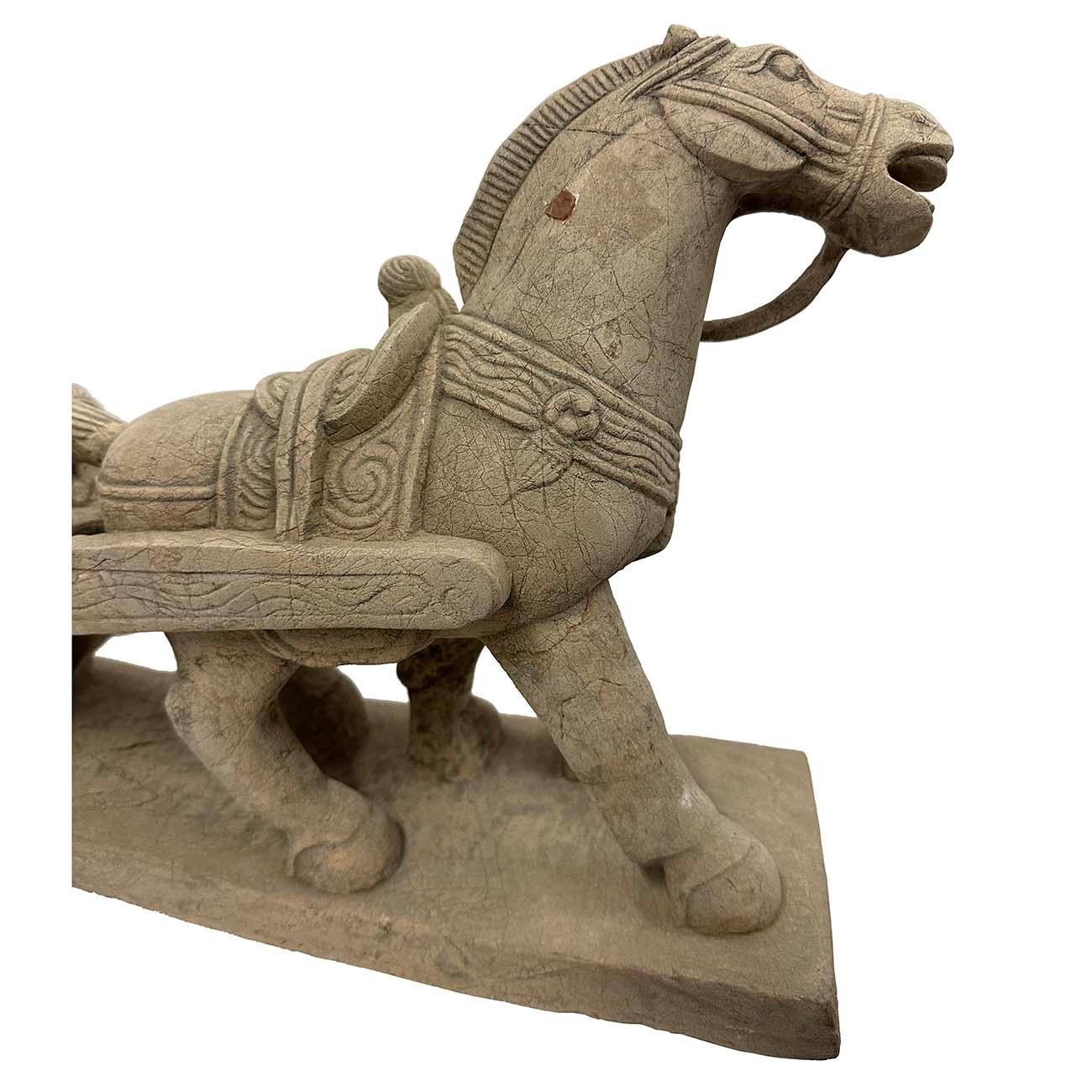 Calcaire Sculpture chinoise en pierre du milieu du XXe siècle représentant un cheval et un char en vente