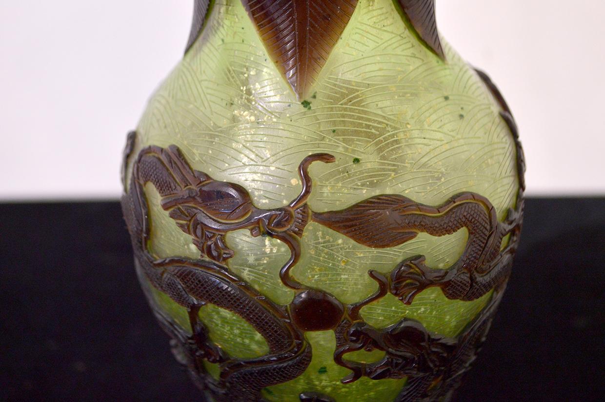 Two-color Chinese vase in etched glass with embedded gold leaf.