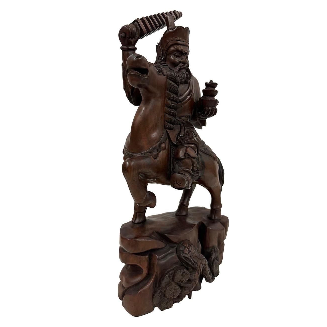 Chinois God of Martial Wealth Status, dieu chinois sculpté dans le bois du milieu du 20e siècle en vente