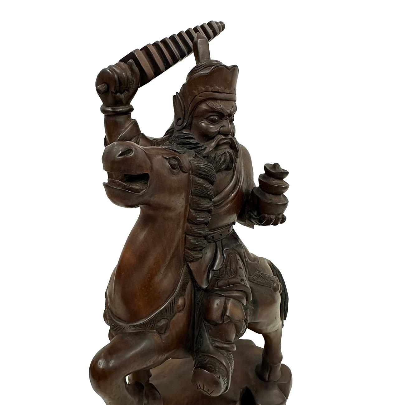 Sculpté à la main God of Martial Wealth Status, dieu chinois sculpté dans le bois du milieu du 20e siècle en vente