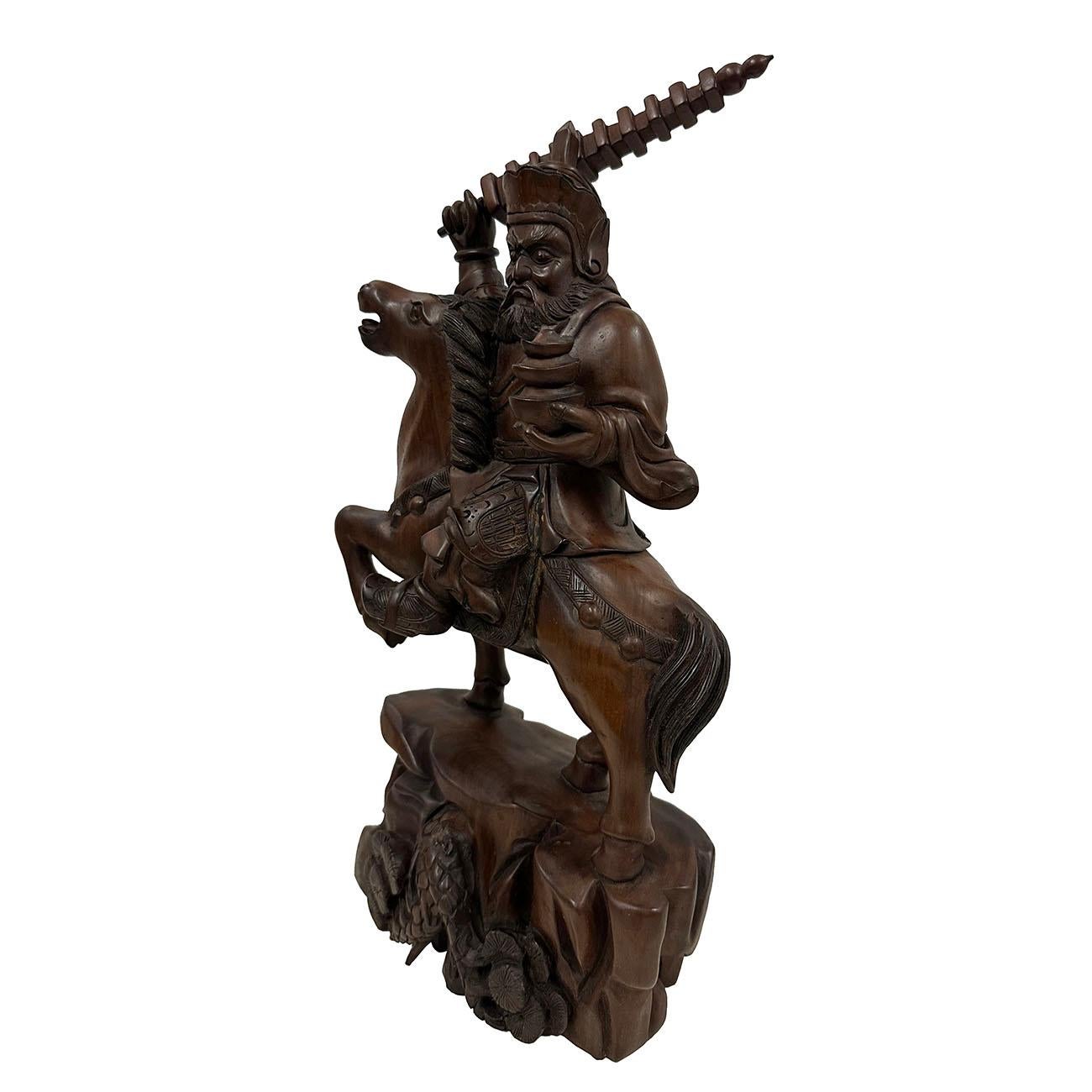 God of Martial Wealth Status, dieu chinois sculpté dans le bois du milieu du 20e siècle Bon état - En vente à Pomona, CA