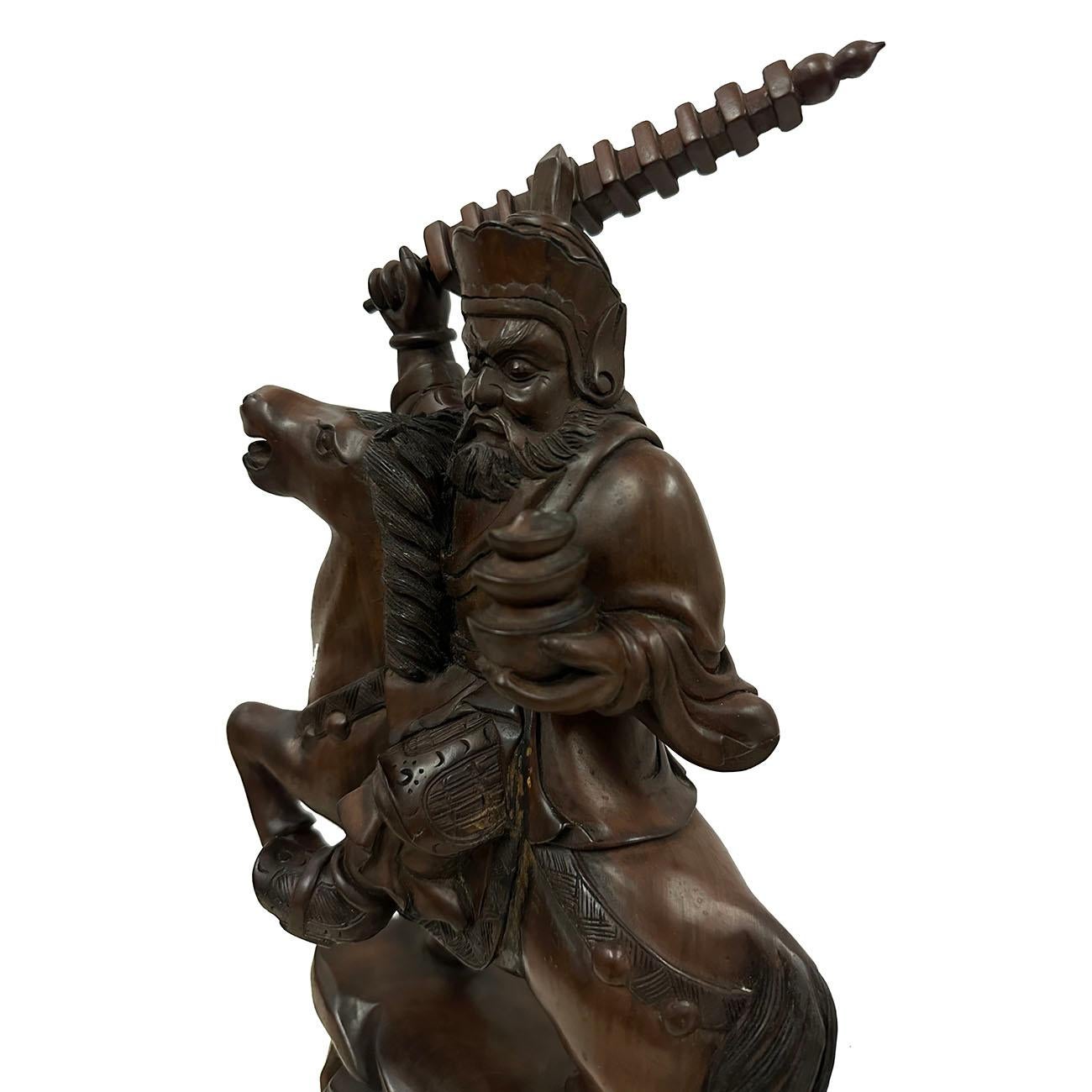 20ième siècle God of Martial Wealth Status, dieu chinois sculpté dans le bois du milieu du 20e siècle en vente