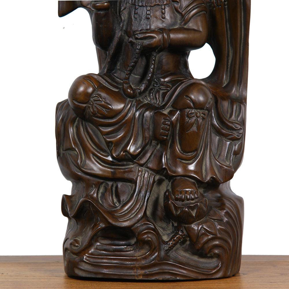 Esportazione cinese Statua di Kwan Yin intagliata in legno cinese della metà del XX secolo in vendita