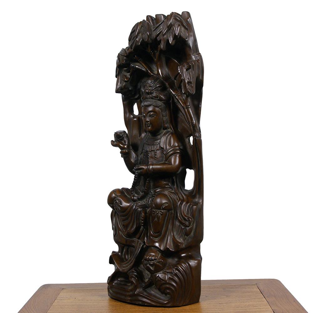 Cinese Statua di Kwan Yin intagliata in legno cinese della metà del XX secolo in vendita