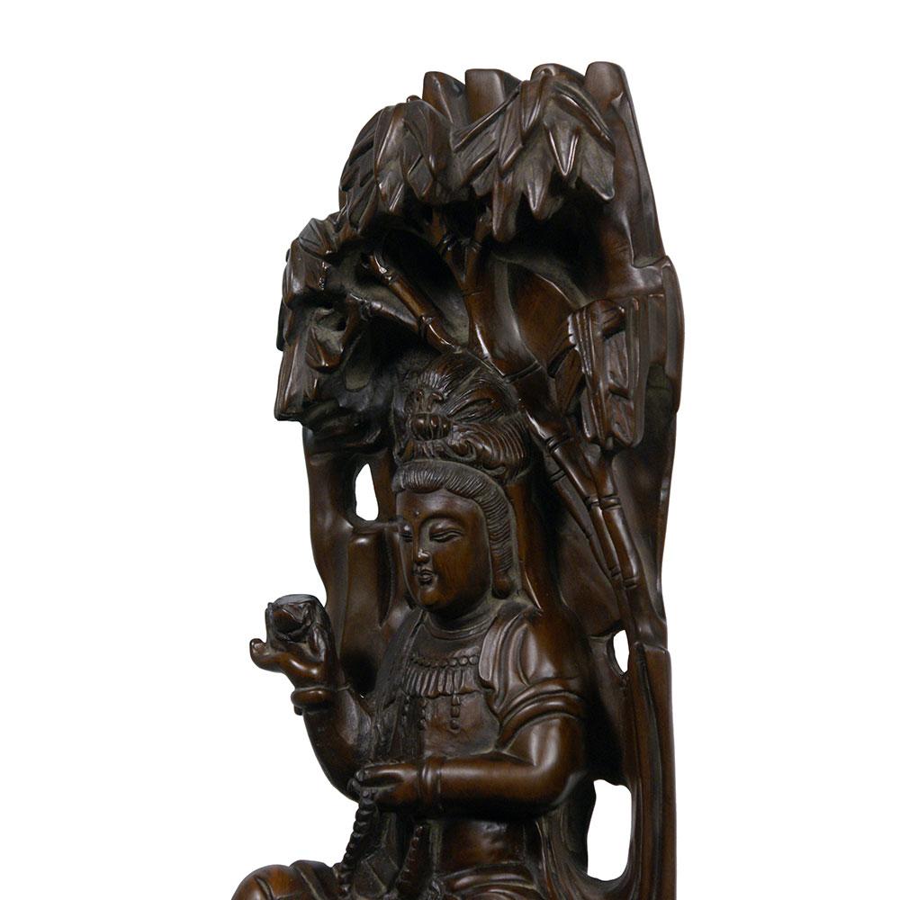 Statua di Kwan Yin intagliata in legno cinese della metà del XX secolo In condizioni buone in vendita a Pomona, CA