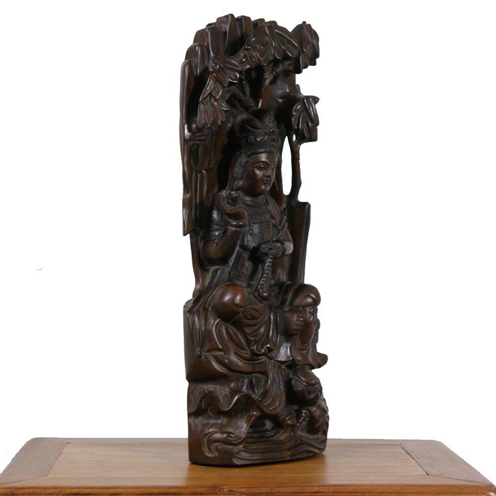Statua di Kwan Yin intagliata in legno cinese della metà del XX secolo in vendita 1