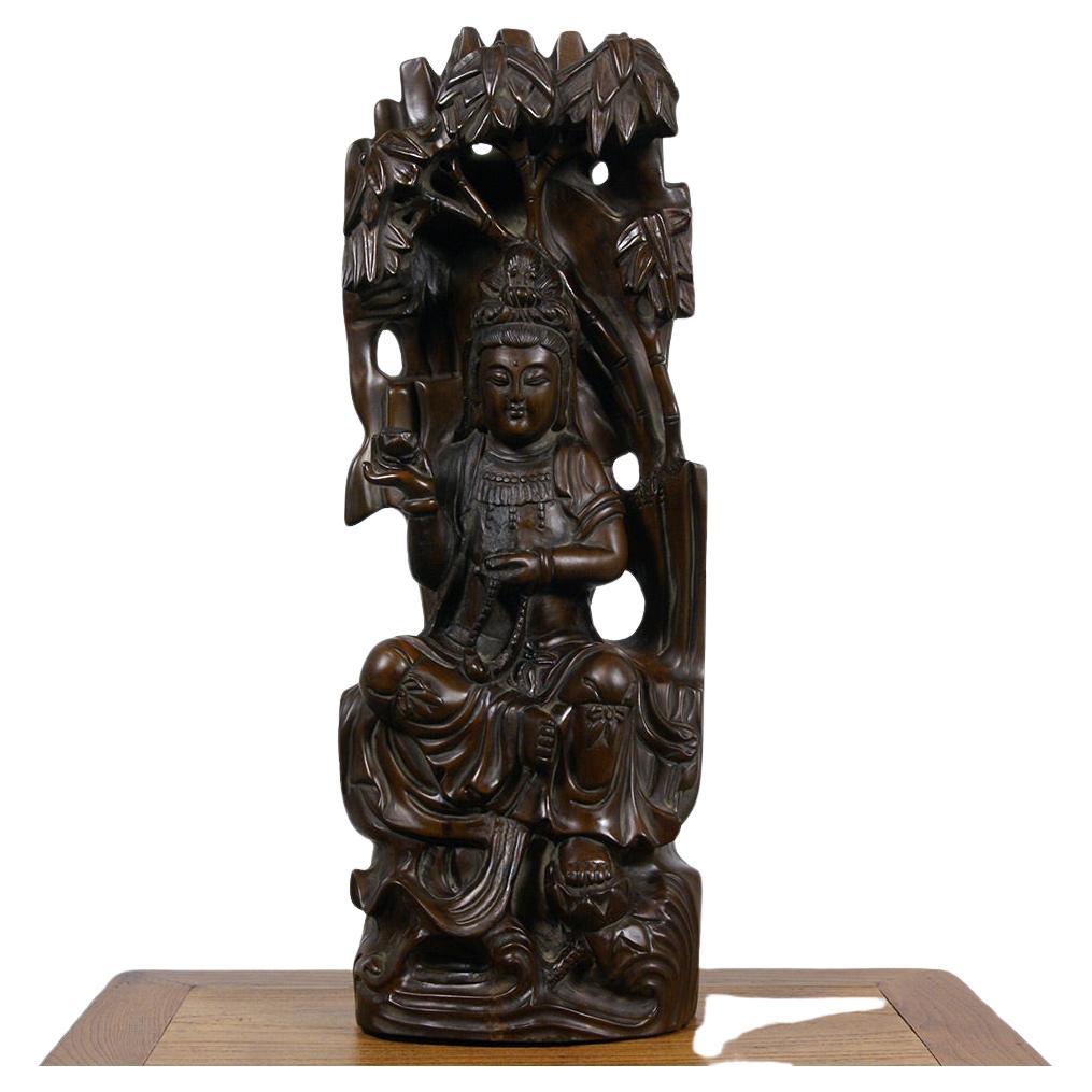 Statue chinoise Kwan Yin en bois sculpté du milieu du 20e siècle