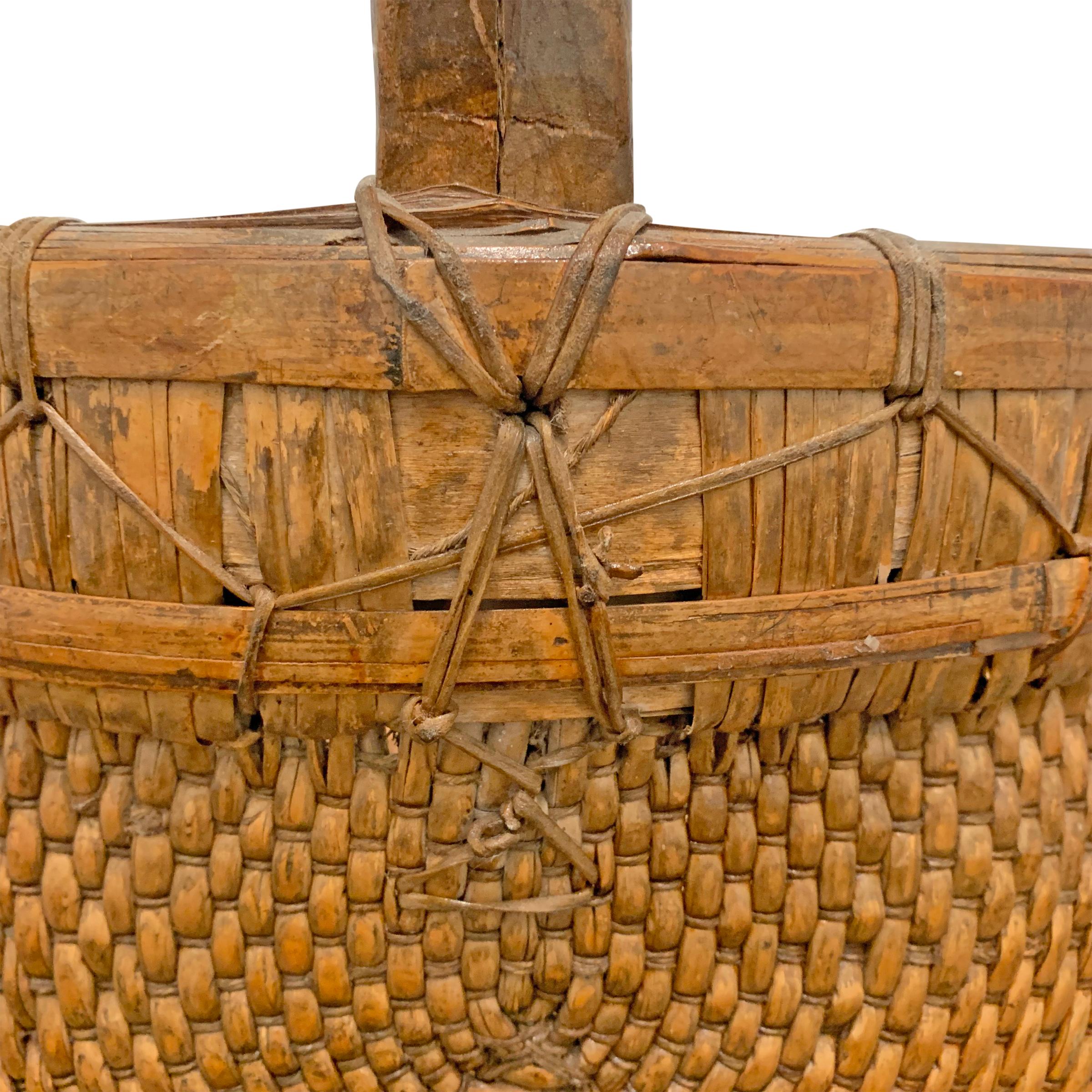 Tissé à la main Panier en roseau tissé chinois du milieu du 20e siècle en vente