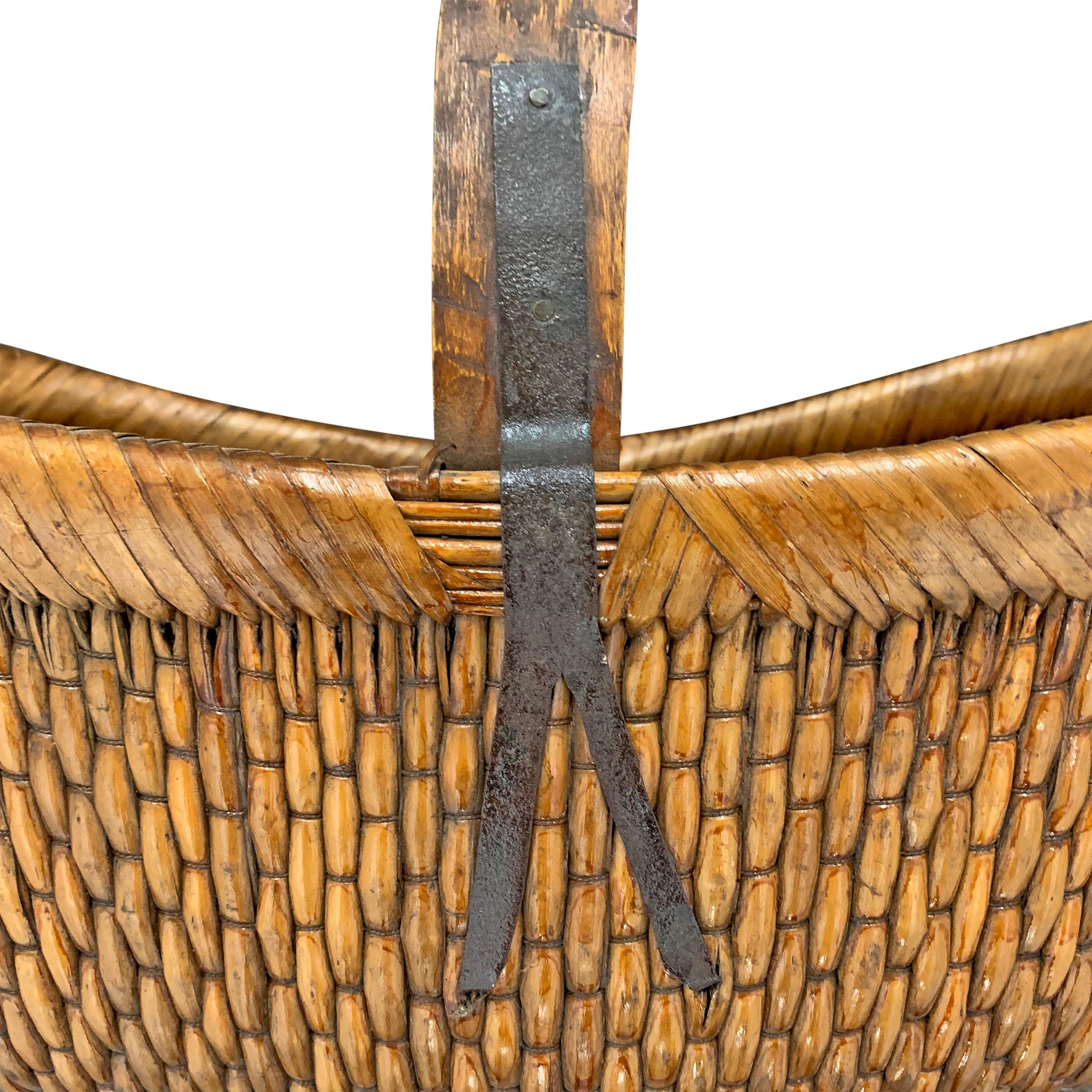 Hand-Woven Mid-20th Century Chinese Woven Reed Basket For Sale