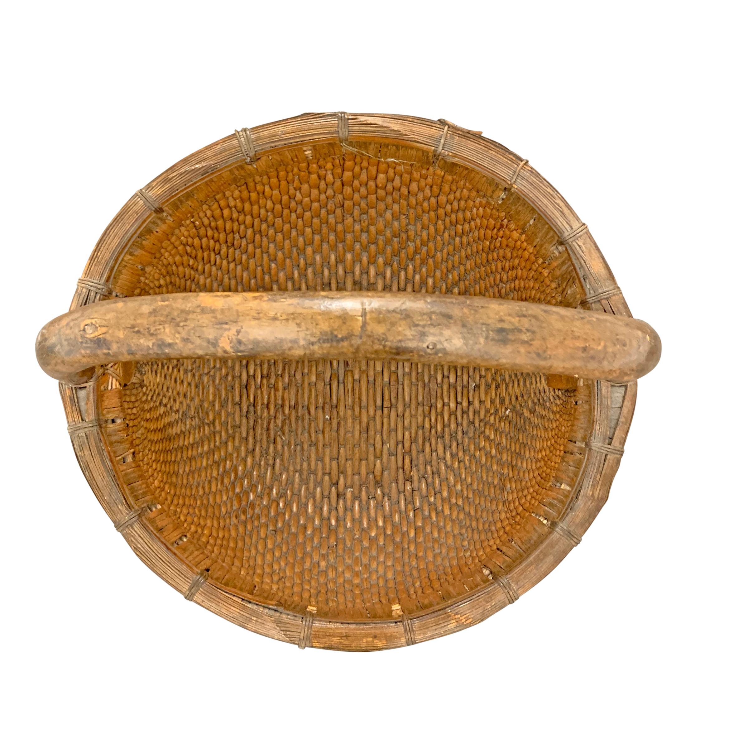 Mid-20th Century Chinese Woven Reed Basket In Good Condition For Sale In Chicago, IL