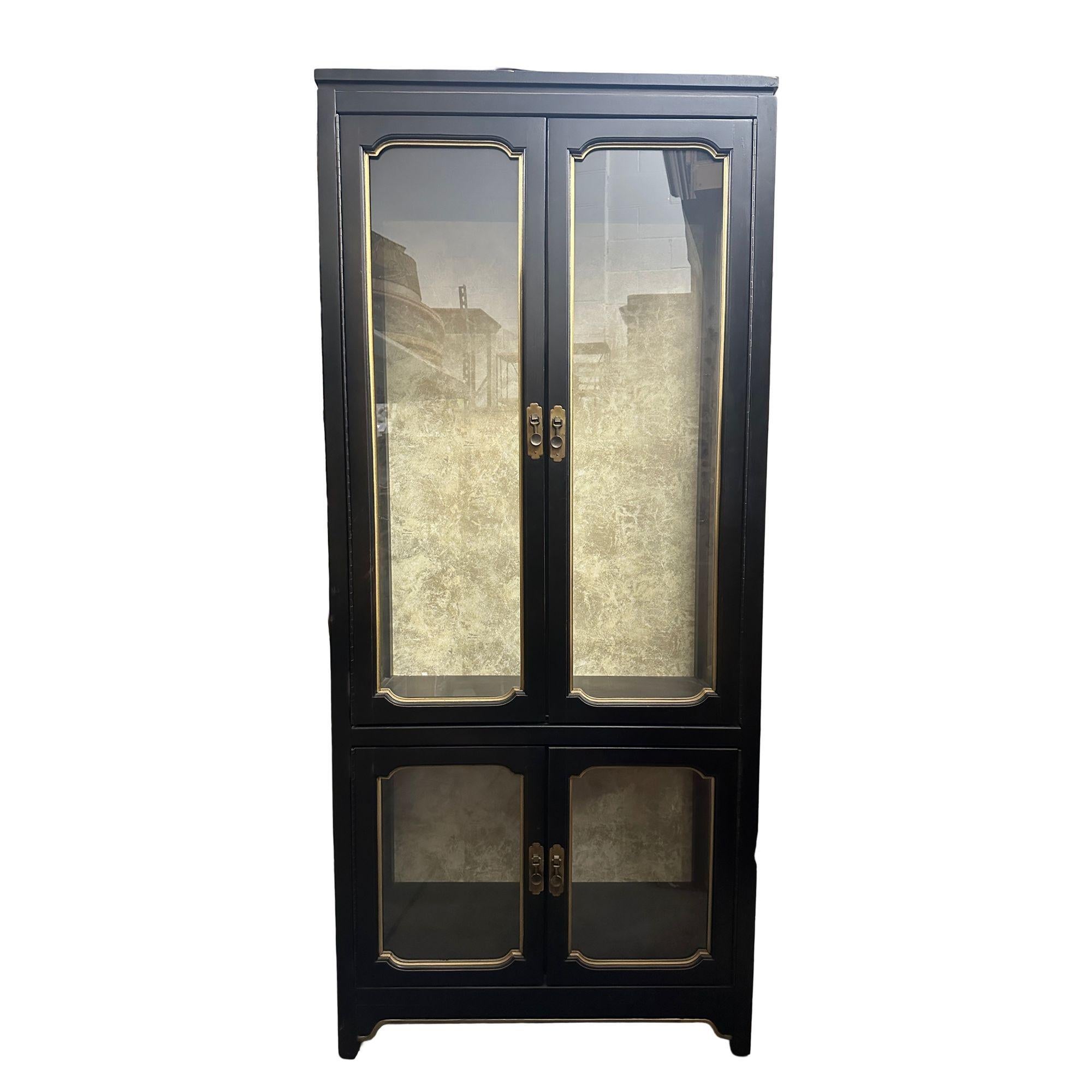 Mid 20th Century Chinoiserie Black Lacquer Lighted Curio China Display Cabinet In Excellent Condition For Sale In Van Nuys, CA
