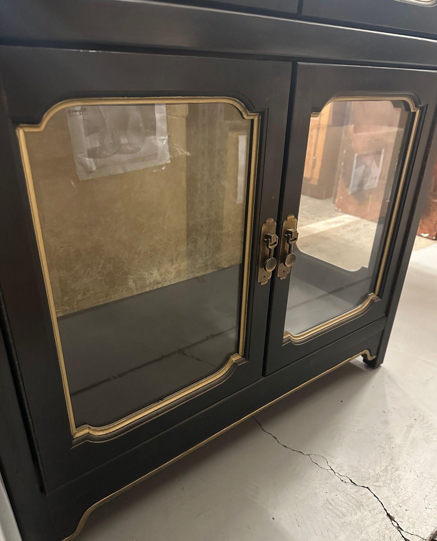 Mid 20th Century Chinoiserie Black Lacquer Lighted Curio China Display Cabinet For Sale 2