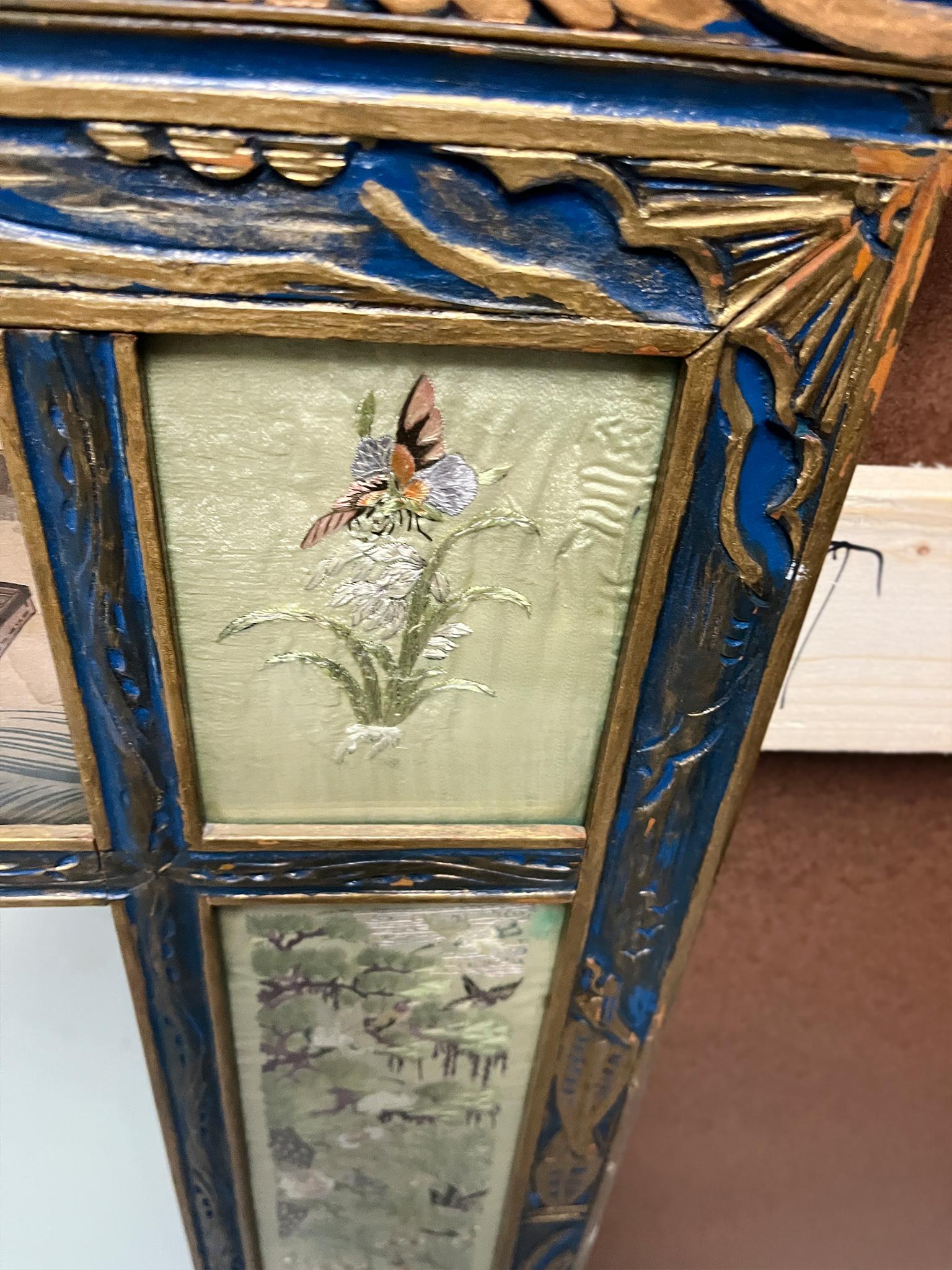 20ième siècle Miroir mural en bois doré sculpté Chinoiserie du milieu du 20e siècle en vente