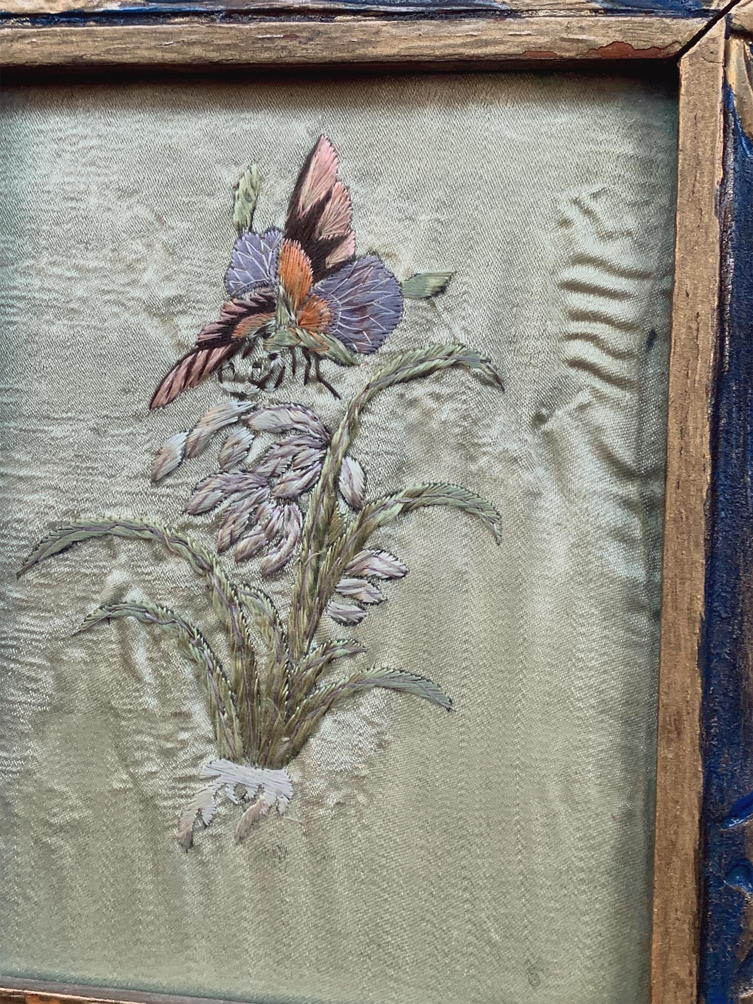 Miroir mural en bois doré sculpté Chinoiserie du milieu du 20e siècle en vente 1