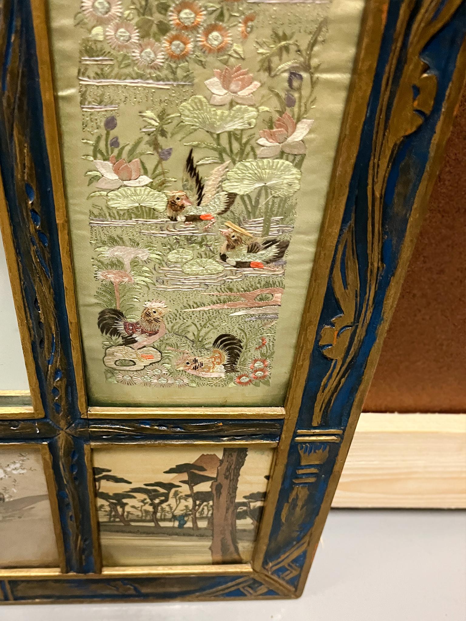 Miroir mural en bois doré sculpté Chinoiserie du milieu du 20e siècle en vente 3