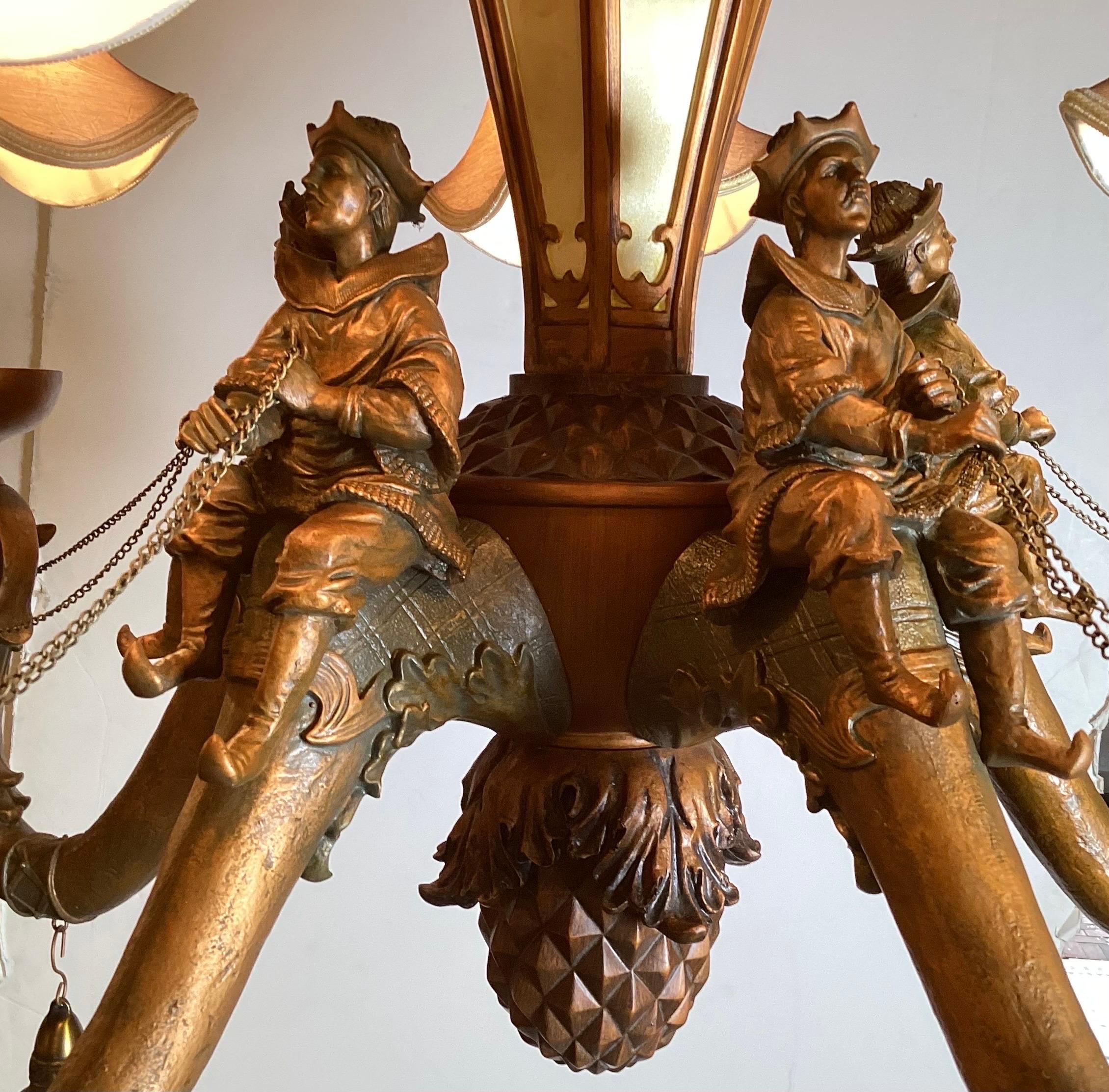 Dekorativer Chinoiserie-Kronleuchter aus der Mitte des 20. Jahrhunderts mit Figuren auf Kamelen. Die Lampenschirme sind pagodenförmig.  Sehr anders und cooler Kronleuchter!
Kronleuchter und Lampenschirme sind in sehr gutem Zustand.